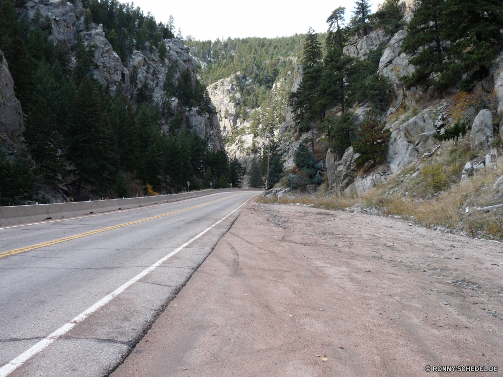 Rocky Mountains Biegung Straße Landschaft Autobahn Asphalt Himmel Aufstieg Reisen Entwicklung des ländlichen Bäume landschaftlich Transport Steigung Berg Laufwerk Baum Land Berge Sommer Wald Reise Strecke leere Bürgersteig Landschaft Wolken Reise Perspektive Linie Szenerie Art und Weise fahren Straße Verkehr Horizont Ziel Gras Park Spur Kurve Szene im freien Autobahn Urlaub Verkehr Auto Auto im freien Verschieben Wüste sonnig Geschwindigkeit Wolke Asphalt Hügel Fels Land lange Pflaster Tag Tourismus Umgebung Richtung Sonne Linien Felder Tal Fahrzeug Schnee Reling gerade Pfad Bewegung schnell Feld Wiese Wetter wicklung voran Landwirtschaft Reisen Nebel Auto Saison außerhalb niemand Track Bewegung Hügel Pflanzen Belaubung nationalen Fahrbahn Autobahn Blätter durch Kiefer Wolkengebilde natürliche friedliche Pflanze bunte bend road landscape highway asphalt sky ascent travel rural trees scenic transportation slope mountain drive tree country mountains summer forest journey route empty sidewalk countryside clouds trip perspective line scenery way driving street transport horizon destination grass park lane curve scene outdoors freeway vacation traffic car auto outdoor moving desert sunny speed cloud tarmac hills rock land long pavement day tourism environment direction sun lines fields valley vehicle snow railing straight path motion fast field meadow weather winding ahead agriculture traveling fog automobile season outside nobody track movement hill plants foliage national roadway motorway leaves through pine cloudscape natural peaceful plant colorful