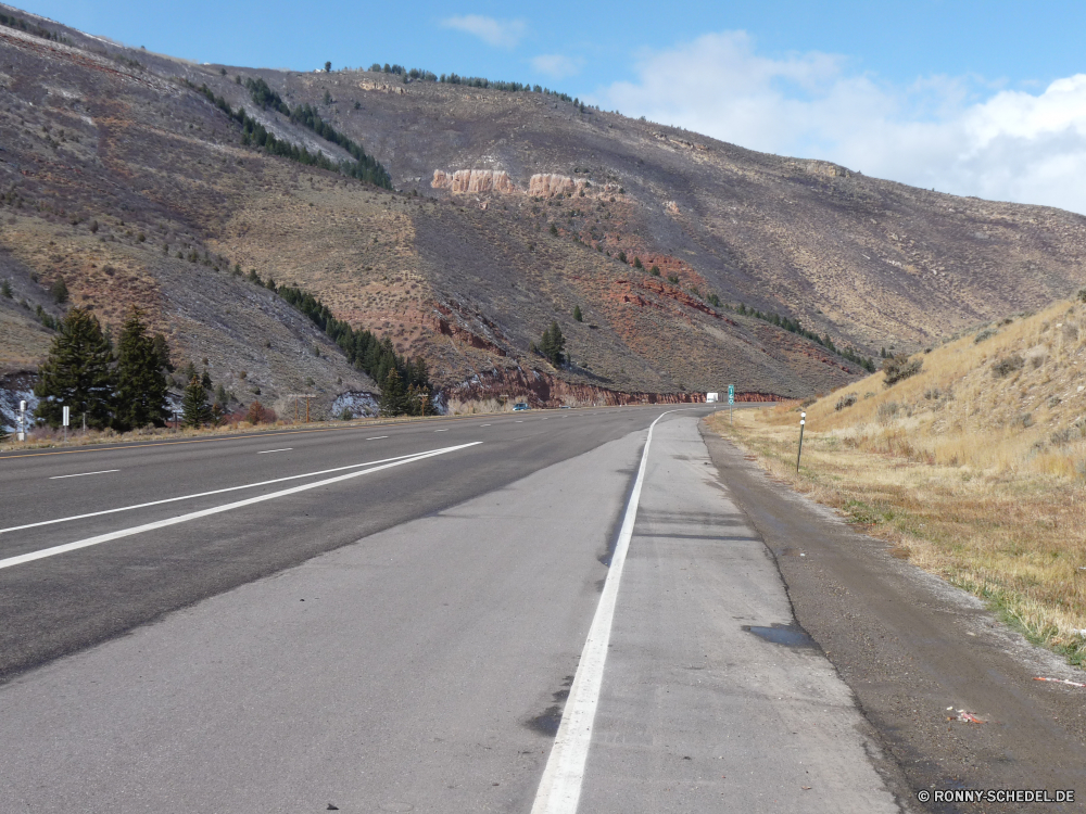 Rocky Mountains Straße Autobahn Landschaft Schnellstraße Asphalt Reisen Himmel Berg Reise Reise Horizont Transport Strecke Laufwerk Wolke Entwicklung des ländlichen Berge Autobahn Aufstieg landschaftlich Wolken Reling Art und Weise leere Straße Verkehr Linie Wüste Biegung fahren Geschwindigkeit Szenerie Steigung Auto Spur Perspektive Land Sommer Hügel Feld Kurve Landschaft Szene Verkehr im freien im freien Gras Richtung Land Bewegung Verschieben Bereich Wald gerade Hochland Asphalt Park Urlaub lange voran Autobahn Auto bewölkt Ziel Ferne Wiese schnell Wetter Freiheit weit Baum Umgebung Fels Küstenlinie endlose Bäume An Wolkengebilde Schnee wicklung kurvige Entfernung natürliche Tal Auto Bewegung Fahrzeug Sand friedliche nationalen Speedway Fahrbahn Pflaster Hügel sonnig Reiseziele Landschaften Pfad Tourismus Flügel Sonnenlicht niemand road highway landscape expressway asphalt travel sky mountain journey trip horizon transportation route drive cloud rural mountains freeway ascent scenic clouds railing way empty street transport line desert bend driving speed scenery slope car lane perspective country summer hill field curve countryside scene traffic outdoor outdoors grass direction land motion moving range forest straight highland tarmac park vacation long ahead motorway auto cloudy destination distant meadow fast weather freedom far tree environment rock shoreline endless trees to cloudscape snow winding curvy distance natural valley automobile movement vehicle sand peaceful national speedway roadway pavement hills sunny destinations scenics path tourism wing sunlight nobody