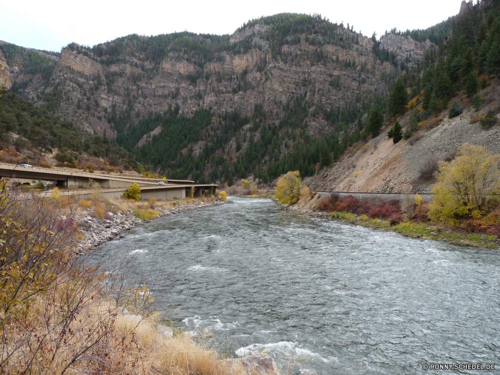 Rocky Mountains Kanal Körper des Wassers Fluss Landschaft Berg Dam Wasser Wald Barrier Baum Himmel Reisen Fels Stream Obstruktion landschaftlich Straße Wildnis Bäume Berge im freien Tal Stein Entwicklung des ländlichen Tag Park Sommer Struktur Wolken Schlucht im freien See Land natürliche Creek Szenerie Tourismus Herbst Felsen Wolke Land Brücke Umgebung Aufstieg Frühling Hügel Gras Landschaft Farbe nationalen Wasserfall Art und Weise Wild Szene Mauer Wüste Holz Insel fallen Steigung Küste Hügel felsigen sonnig Landschaften Meer Küste fließende Strömung Ozean Urlaub Strand Biegung Wandern Steine Feld Sand channel body of water river landscape mountain dam water forest barrier tree sky travel rock stream obstruction scenic road wilderness trees mountains outdoor valley stone rural day park summer structure clouds canyon outdoors lake country natural creek scenery tourism autumn rocks cloud land bridge environment ascent spring hill grass countryside color national waterfall way wild scene wall desert wood island fall slope coast hills rocky sunny scenics sea coastline flowing flow ocean vacation beach bend hiking stones field sand