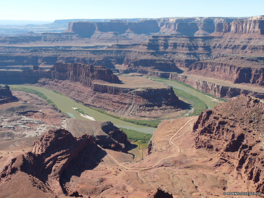 Dead Horse Point State Park Schlucht Tal Schlucht Berge Berg Landschaft natürliche depression Hochland Reisen Fels Himmel Tourismus Wüste landschaftlich Fluss Park Wolken nationalen im freien Klippe Felsen Felge Grand Urlaub Stein im freien Sand Aushöhlung Geologie Wasser See Wandern Wildnis Baum Tourist Spitze Wahrzeichen Mesa Szenerie Abenteuer Süden Orange Wolke geologische Südwesten Westen Bereich Sommer Wald Hügel Gras Horizont Schnee hoch Straße Gelände Welt Bereich natürliche Land Bäume Wunder Sonne Luftbild Hügel Becken Sonnenuntergang geologische formation übergeben Szene Steine Licht Entwicklung des ländlichen majestätisch Landschaften Umgebung Frühling canyon valley ravine mountains mountain landscape natural depression highland travel rock sky tourism desert scenic river park clouds national outdoors cliff rocks rim grand vacation stone outdoor sand erosion geology water lake hiking wilderness tree tourist peak landmark mesa scenery adventure south orange cloud geological southwest west range summer forest hill grass horizon snow high road terrain world area natural land trees wonder sun aerial hills basin sunset geological formation pass scene stones light rural majestic scenics environment spring