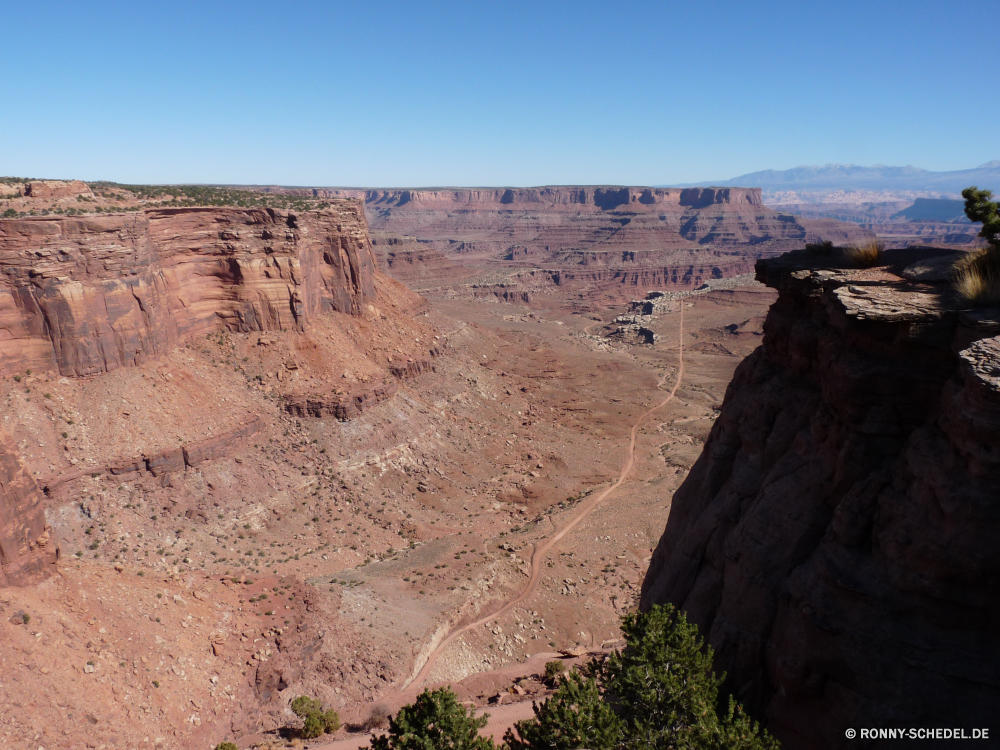 Canyonlands Island in the Sky Schlucht Schlucht Tal natürliche depression Fels Wüste Park Klippe Landschaft Berg nationalen Reisen Berge Stein Aushöhlung Himmel Geologie landschaftlich Tourismus Sandstein Felsen Grand Sand Südwesten im freien Bildung Wildnis Wandern Urlaub im freien Fluss Wolken Abenteuer Westen Wahrzeichen geologische formation Orange Tourist geologische Felge Szenerie Baum natürliche trocken Klippen Arid Wunder Aussicht Mesa Formationen Gelände Landschaften Nationalpark Süden Hügel Wasser Bereich Sommer Ziel Land Erholung Grand canyon Butte felsigen hoch Reise heiß Umgebung Straße Welt Bögen Wolke Spitze majestätisch Panorama Horizont Bereich canyon ravine valley natural depression rock desert park cliff landscape mountain national travel mountains stone erosion sky geology scenic tourism sandstone rocks grand sand southwest outdoors formation wilderness hiking vacation outdoor river clouds adventure west landmark geological formation orange tourist geological rim scenery tree natural dry cliffs arid wonder vista mesa formations terrain scenics national park south hill water area summer destination land recreation grand canyon butte rocky high trip hot environment road world arches cloud peak majestic panorama horizon range