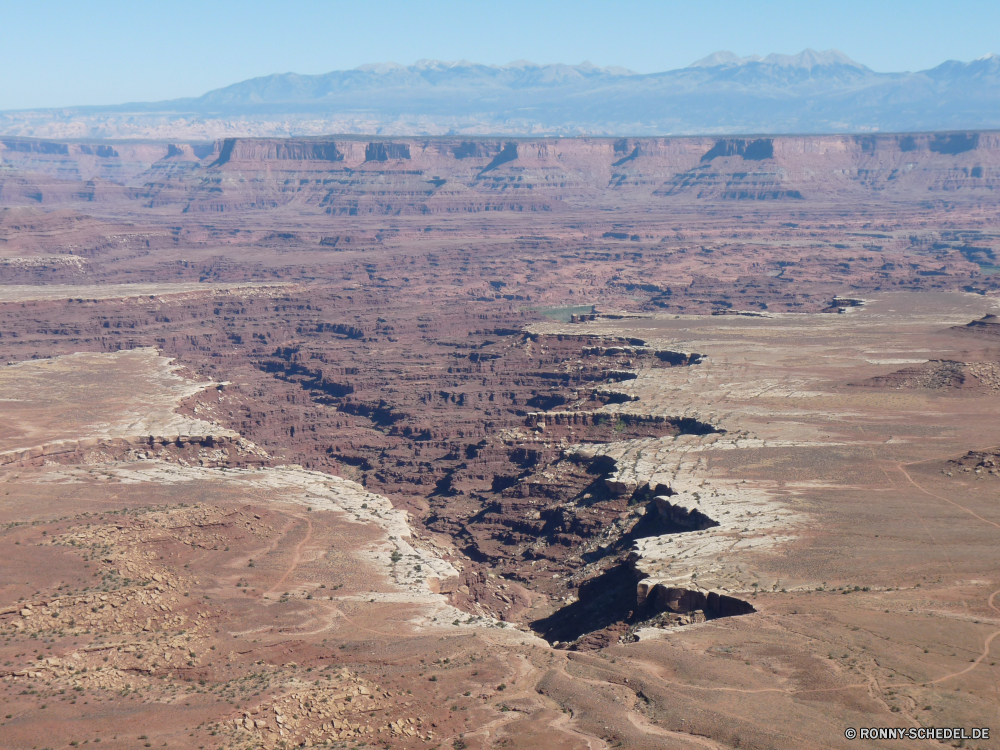 Canyonlands Island in the Sky Hochland Landschaft Berge Wüste Berg Fels Land Steppe Himmel Schlucht Sand Reiner Reisen Tal Tourismus nationalen Park trocken Bereich Hügel Düne Stein landschaftlich Felsen Wolken Fluss natürliche depression Wildnis im freien geologische formation Sommer Szenerie Arid Geologie im freien Gelände Wolke Becken Aushöhlung Spitze heiß natürliche Erde Urlaub Hügel Klippe Krater Bereich Wald Landschaft Straße Sandstein Schlucht Umgebung Wild Wärme Dürre Wasser Schmutz Panorama Abenteuer Boden Schnee Grand Entwicklung des ländlichen Westen Braun Szene Boden Steine Reise außerhalb niemand bunte Vulkan karge hoch ruhig Baum Sonne ruhige Horizont gelb Gras Land Südwesten übergeben Extreme Landschaften Pflanze bewölkt Licht Ökologie Tourist Tag highland landscape mountains desert mountain rock land steppe sky canyon sand plain travel valley tourism national park dry range hill dune stone scenic rocks clouds river natural depression wilderness outdoors geological formation summer scenery arid geology outdoor terrain cloud basin erosion peak hot natural earth vacation hills cliff crater area forest countryside road sandstone ravine environment wild heat drought water dirt panorama adventure soil snow grand rural west brown scene ground stones journey outside nobody colorful volcano barren high quiet tree sun tranquil horizon yellow grass country southwest pass extreme scenics plant cloudy light ecology tourist day