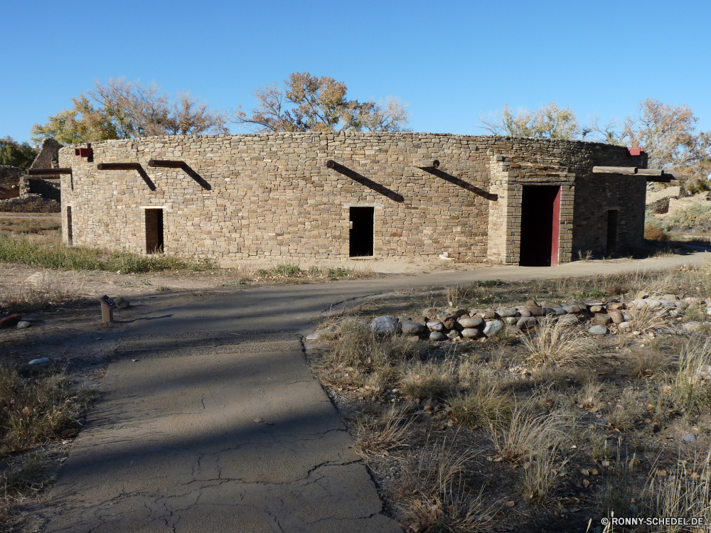 Aztec National Monument Haus Architektur Gebäude Backstein Startseite Dach Mauer Eigenschaft Immobilien Stein Fliese Wohn alt Himmel Entwicklung des ländlichen Real Gras Land Residenz Landschaft Wohnung Struktur Bau Dorf historischen England Landschaftsbau Antike Windows Geschichte Garten Lagerhaus Baum Zaun Kirche Wahrzeichen Baumaterial Wolken Bäume Fenster aussenansicht moderne Landschaft Rasen Bungalow Neu Garage Vororten traditionelle Berg Häuser Sommer Festung Reisen Investitionen Suburban Häuser Ferienhaus Religion Hof Leben Tourismus Gehäuse Einfahrt Nachbarschaft Stroh Immobilien mittelalterliche teure Tür Schutzüberzug Berge Szenerie Ziegeldach Realty landschaftlich Vereinigte historische Turm Bauernhof Gründe überdachte Terasse Zentrum Blumen Hypothek Schule Holz Tourist im freien Bedachungen Straße Familie house architecture building brick home roof wall property estate stone tile residential old sky rural real grass country residence landscape dwelling structure construction village historic england landscaping ancient windows history garden warehouse tree fence church landmark building material clouds trees window exterior modern countryside lawn bungalow new garage suburbs traditional mountain houses summer fortress travel investment suburban homes cottage religion yard living tourism housing driveway neighborhood thatch real estate medieval expensive door protective covering mountains scenery tile roof realty scenic united historical tower farm grounds porch center flowers mortgage school wood tourist outdoors roofing street family