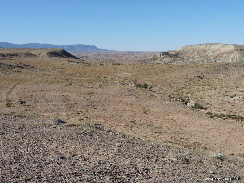 Four Corners National Monument Steppe Reiner Land Landschaft Wüste Berg Fels Berge Himmel Reisen trocken Sand Hügel Stein Tal Park Hochland nationalen Wildnis im freien Bereich Schlucht landschaftlich Sommer Tourismus Arid Felsen Wolken Geologie Umgebung Szenerie niemand Horizont Wärme Gelände Hügel Entwicklung des ländlichen Dürre im freien Landschaft Spitze heiß natürliche Landschaften Wolke Bereich Abenteuer Szene Tag Straße Sandstein Fluss Urlaub Insel Extreme Wild Klima Reise sonnig Braun Feld Land Westen Klippe Panorama Baum Aushöhlung Bildung Schmutz leere außerhalb Vulkan ruhige Boden Sonne Gras karge Wald Staub reservieren Steine horizontale bewölkt Ziel Wasser Erde Farbe steppe plain land landscape desert mountain rock mountains sky travel dry sand hill stone valley park highland national wilderness outdoors range canyon scenic summer tourism arid rocks clouds geology environment scenery nobody horizon heat terrain hills rural drought outdoor countryside peak hot natural scenics cloud area adventure scene day road sandstone river vacation island extreme wild climate journey sunny brown field country west cliff panorama tree erosion formation dirt empty outside volcano tranquil ground sun grass barren forest dust reserve stones horizontal cloudy destination water earth color