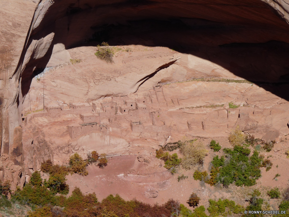 Navajo National Monument Cliff-Wohnung Wohnung Gehäuse Struktur Sand Höhle Fels geologische formation Stein Schlucht Wüste Park nationalen Sandstein Geologie Landschaft natürliche Klippe Reisen alt Textur Erde Muster Felsen Mauer Boden texturierte Rau Himmel im freien Antike Berg landschaftlich Braun Grunge Oberfläche Tourismus Berge Aushöhlung Orange Tal trocken gelb schmutzig Südwesten Baum Antik Formationen geologische Klippen Arid Tapete Wildnis Verwittert im freien Hintergründe Farbe Wasser niemand Wahrzeichen Szenerie Material Hügel Sommer Wärme Jahrgang historischen Retro ruhige im Alter von Detail Gebäude Schlucht Gestaltung geknackt Gelände Bereich Wolken Leinwand horizontale Düne Land Megalith Wirkung Tourist Kunst Geschichte cliff dwelling dwelling housing structure sand cave rock geological formation stone canyon desert park national sandstone geology landscape natural cliff travel old texture earth pattern rocks wall soil textured rough sky outdoors ancient mountain scenic brown grunge surface tourism mountains erosion orange valley dry yellow dirty southwest tree antique formations geological cliffs arid wallpaper wilderness weathered outdoor backgrounds color water nobody landmark scenery material hills summer heat vintage historic retro tranquil aged detail building gorge design cracked terrain area clouds canvas horizontal dune land megalith effect tourist art history