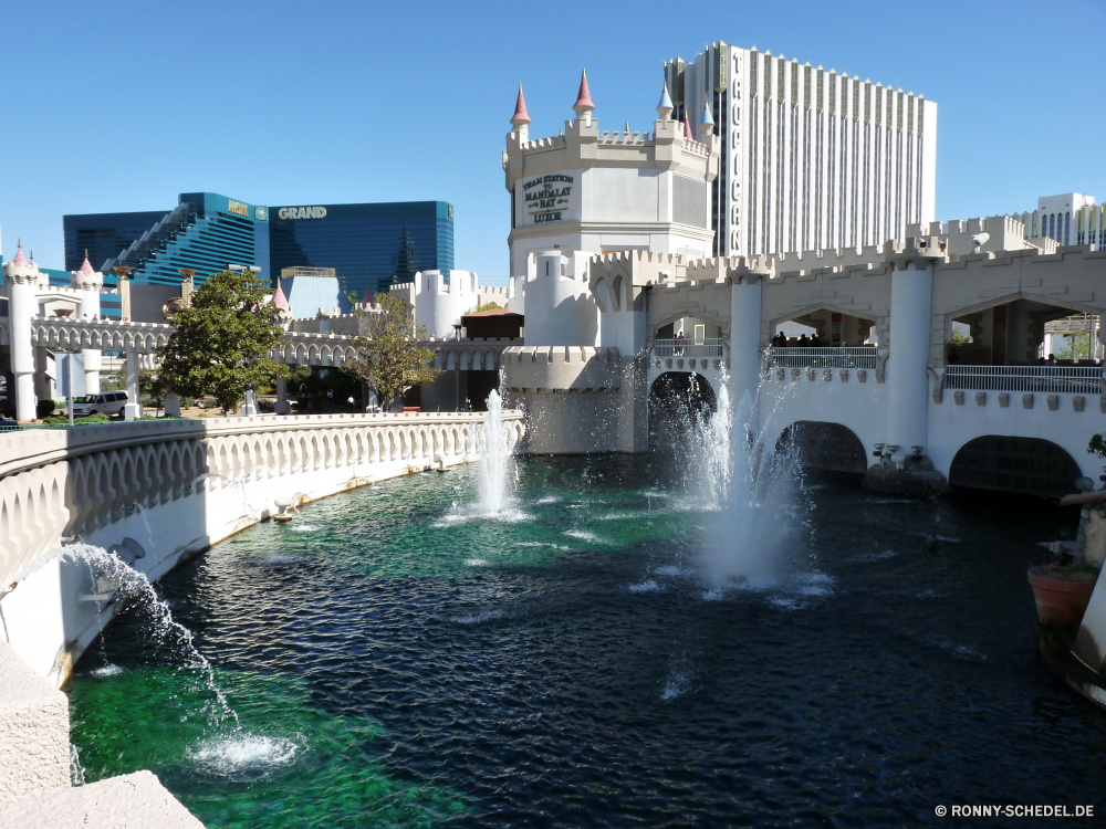 Las Vegas bei Tag Brunnen Struktur Architektur Stadt Gebäude Fluss Wasser Skyline Schloss Urban Wahrzeichen Reisen Brücke Stadtansicht Palast Gebäude Himmel Turm Tourismus Geschichte Stadt Wolkenkratzer alt berühmte Sommer Haus Stein Park Kanal Boot historischen Innenstadt Landschaft Wolkenkratzer Tourist sonnig Festung England Hauptstadt Körper des Wassers Straße Wolken Büro Reflexion Mauer historische Kultur Kirche aussenansicht Befestigung Baum am Wasser Hafen Szene Ufer Urlaub Bäume landschaftlich architektonische Wohn Meer Bucht Vereinigte Residenz Neu Landkreis St Wolke mittelalterliche Attraktion Zentrum Urlaub bewölkt Ozean Sanitär-Befestigung Urlaub moderne fountain structure architecture city building river water skyline castle urban landmark travel bridge cityscape palace buildings sky tower tourism history town skyscraper old famous summer house stone park channel boat historic downtown landscape skyscrapers tourist sunny fortress england capital body of water street clouds office reflection wall historical culture church exterior fortification tree waterfront harbor scene shore holiday trees scenic architectural residential sea bay united residence new district st cloud medieval attraction center vacations cloudy ocean plumbing fixture vacation modern