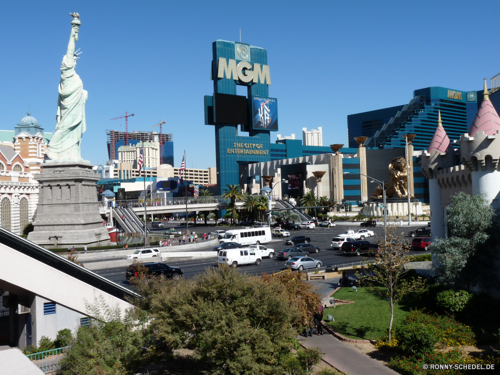 Las Vegas bei Tag Kreuzung Stadt Architektur Stadtansicht Geschäftsviertel Urban Gebäude Skyline Himmel Stadt Gebäude Turm Reisen Panorama Innenstadt Tourismus Wolkenkratzer Luftbild moderne Landschaft Straße alt Fluss Wahrzeichen berühmte Kirche hoch Szene Wolkenkratzer Landkreis Dach Haus Zentrum Neu Häuser Büro Panorama Nacht Struktur Fenster Brücke Hauptstadt groß aussenansicht Wolken Geschäft Küste Schloss Antike Bau Schiff Nach oben im freien am Wasser Hafen Kathedrale sonnig Licht Straßen Dächern Schild wichtigsten Tag England Glas Kultur Ziel Sommer Urlaub Anzeiger Geschichte Wasser Stahl Fassade oben Bucht Hügel Denkmal Platz Boot historischen Marina Platz Straße intersection city architecture cityscape business district urban building skyline sky town buildings tower travel panorama downtown tourism skyscraper aerial modern landscape street old river landmark famous church high scene skyscrapers district roof house center new houses office panoramic night structure window bridge capital tall exterior clouds business coast castle ancient construction ship top outdoors waterfront harbor cathedral sunny light streets roofs signboard main day england glass culture destination summer vacation scoreboard history water steel facade above bay hill monument place boat historic marina square road