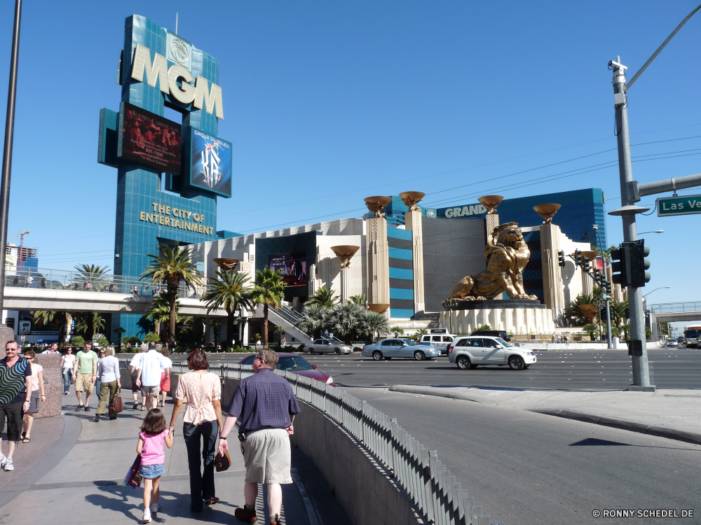 Las Vegas bei Tag Kreuzung Stadt Straße Straße Himmel Architektur Reisen Gebäude Verkehr Auto Schnellstraße Urban Autobahn Transport Gebäude Stadtansicht Stadt Asphalt Innenstadt Turm Autos Landschaft Zeichen moderne Verkehr Wolken Sommer Skyline Struktur Plakat Baum sonnig Autobahn Wahrzeichen Tourismus Zentrum Wolkenkratzer Fluss landschaftlich Laufwerk Brücke Geschäft Büro Wasser Nacht Wolke Geschäftsviertel Meer Licht Fahrzeug alt Urlaub hoch Tag Panorama Bau groß Ziel im freien berühmte Menschen Geschwindigkeit Schild Platz Neu LKW Strecke Linie Beton Immobilien Hauptstadt Reise Backstein Haus kommerzielle Glas intersection city road street sky architecture travel building traffic car expressway urban highway transportation buildings cityscape town asphalt downtown tower cars landscape sign modern transport clouds summer skyline structure billboard tree sunny freeway landmark tourism center skyscrapers river scenic drive bridge business office water night cloud business district sea light vehicle old vacation high day panorama construction tall destination outdoor famous people speed signboard square new truck route line concrete estate capital journey brick house commercial glass