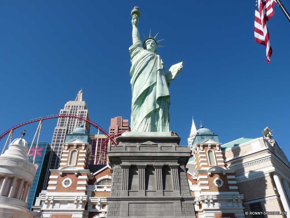 Las Vegas bei Tag Architektur Gebäude Struktur Statue Kirche Kathedrale Wahrzeichen Stadt Turm Denkmal Kino Geschichte Spalte Tourismus Religion berühmte Obelisk Theater Reisen historischen Tourist Himmel alt Podest Palast Antike Kuppel Gedenkstätte Skulptur Stein Bogen Unterstützung aussenansicht historische Triumphbogen Kultur Attraktion England Kunst mittelalterliche Hauptstadt Fassade Tempel Gottesdienst Urban Tragkonstruktion Platz Marmor religiöse Platz Stadt Katholische Königliche Kreuz Ziel Universität Erbe architektonische Dach Haus Uhr Gold Urlaub Glocke-Côte Basilika Renaissance Glocke heilig St. groß Vereinigte groß Symbol Neu architecture building structure statue church cathedral landmark city tower monument cinema history column tourism religion famous obelisk theater travel historic tourist sky old pedestal palace ancient dome memorial sculpture stone arch support exterior historical triumphal arch culture attraction england art medieval capital facade temple worship urban supporting structure square marble religious place town catholic royal cross destination university heritage architectural roof house clock gold vacation bell cote basilica renaissance bell holy saint great united tall symbol new