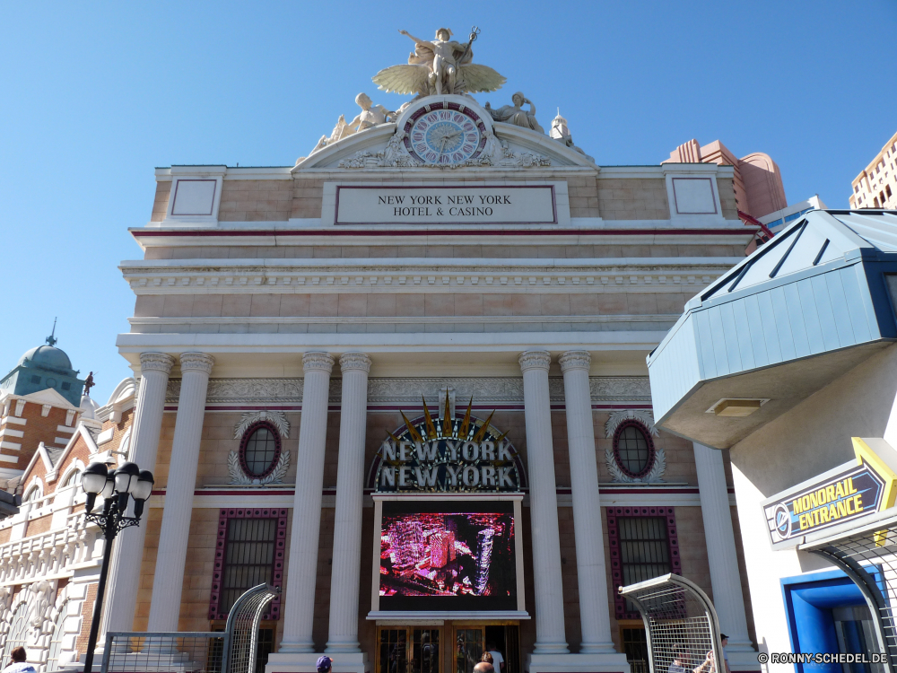 Las Vegas bei Tag Fassade Gebäude Palast Architektur Residenz Haus Stadt Reisen Wahrzeichen Tourismus historischen Kirche Religion Geschichte alt Struktur Antike Wohnung Statue berühmte Kathedrale Spalte Stadt Denkmal Himmel Tourist Tempel Kultur historische Skulptur aussenansicht Kuppel religiöse Hauptstadt Marmor Stein Balkon Urban Kunst Besichtigungen Gehäuse glauben Flag barocke Backstein Osten Turm Gott Attraktion Kreuz Straße Kloster Moschee Platz Katholische Gottesdienst Eingang Tür Universität Süden Fenster verzieren Halle Basilika Tag Mauer Regierung Tor St Erbe St. Gebäude Stil Symbol facade building palace architecture residence house city travel landmark tourism historic church religion history old structure ancient dwelling statue famous cathedral column town monument sky tourist temple culture historical sculpture exterior dome religious capital marble stone balcony urban art sightseeing housing faith flag baroque brick east tower god attraction cross street monastery mosque square catholic worship entrance door university south window ornate hall basilica day wall government gate st heritage saint buildings style symbol