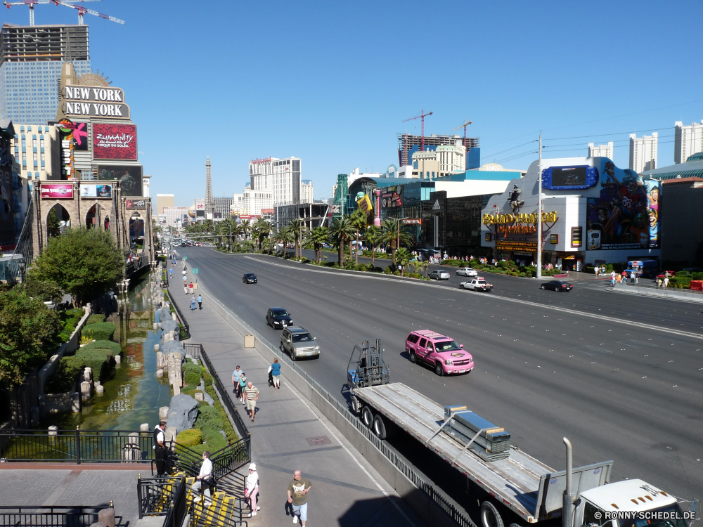 Las Vegas bei Tag Kreuzung Schnellstraße Stadt Straße Verkehr Autobahn Himmel Urban Straße Reisen Auto Architektur Nacht Transport Gebäude Autos Innenstadt Gebäude Stadt Stadtansicht Verkehr Brücke Landschaft Asphalt Lichter Turm Geschwindigkeit Laufwerk moderne Bewegung Wahrzeichen Skyline Szene Tag Tourismus Autobahn Wolken Wolkenkratzer Fluss Licht Spur fahren Fahrzeug Autobahn Wasser Art und Weise Hauptstadt Geschäft Wolkenkratzer im freien Panorama Linie Ziel landschaftlich Auto Wolke Reise Sommer Tourist LKW Bäume Rush Strecke wichtigsten Motor Umweltverschmutzung alt Auto Richtung Bewegung China dunkel Boot lange historischen Geschichte intersection expressway city road traffic highway sky urban street travel car architecture night transportation buildings cars downtown building town cityscape transport bridge landscape asphalt lights tower speed drive modern motion landmark skyline scene day tourism freeway clouds skyscraper river light lane driving vehicle motorway water way capital business skyscrapers outdoors panorama line destination scenic automobile cloud journey summer tourist truck trees rush route main motor pollution old auto direction movement china dark boat long historic history