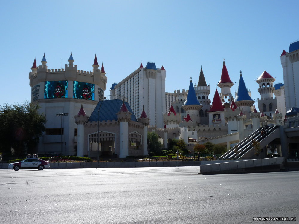 Las Vegas bei Tag Architektur Gebäude Stadt Palast Reisen Geschichte Himmel Tourismus Kirche alt Wahrzeichen Religion Stadt Kathedrale Kultur Universität Denkmal berühmte Urban Park Haus Tourist Struktur Straße historischen Tempel Schloss Platz Turm aussenansicht Antike Hauptstadt Residenz Fluss Flag Statue Nacht traditionelle Platz Kuppel historische religiöse Zentrum Gold Gebäude Bau Darm-Trakt Fassade Spalte Gottesdienst Backstein Stein St Reiseziele Skulptur Büro St. architektonische Stadtansicht Kreuz verzieren Bangkok Erbe Dach groß Golden Skyline Ziel am Wasser Landschaft Detail Geschäftsviertel Licht Wasser Kreuzung Städte Kunst Gott England Wohnung Osten Symbol Kloster Mauer architecture building city palace travel history sky tourism church old landmark religion town cathedral culture university monument famous urban park house tourist structure street historic temple castle square tower exterior ancient capital residence river flag statue night traditional place dome historical religious center gold buildings construction tract facade column worship brick stone st destinations sculpture office saint architectural cityscape cross ornate bangkok heritage roof great golden skyline destination waterfront landscape detail business district light water intersection cities art god england dwelling east symbol monastery wall