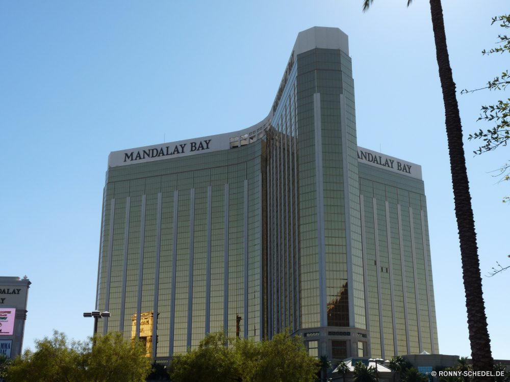 Las Vegas bei Tag Wolkenkratzer Büro Stadt Architektur Gebäude Innenstadt Urban Himmel Turm moderne groß Gebäude Glas Geschäft Skyline Fenster Landkreis Stadtansicht Wolkenkratzer hoch finanzielle Unternehmen Struktur Geschäftsviertel Reflexion aussenansicht Zentrum Stahl Bau Neu Fassade Finanzen Perspektive Windows futuristische Stadt Büros Metropolitan Wahrzeichen Wohnung kommerzielle Straße Metropole Fluss Spiegel Reisen im freien Szene Wolke Mauer Bank Hochhaus Gestaltung Block Handel Wolken Universität Türme Eigenschaft Sonne Gesellschaft gebaut Build Arbeit Anlegestelle Brücke Aufstieg Beton Industrie China bewölkt Wachstum Tag Winkel architektonische Immobilien Haus Platz Technologie Licht Metall skyscraper office city architecture building downtown urban sky tower modern tall buildings glass business skyline window district cityscape skyscrapers high financial corporate structure business district reflection exterior center steel construction new facade finance perspective windows futuristic town offices metropolitan landmark apartment commercial street metropolis river mirror travel outdoor scene cloud wall bank high rise design block commerce clouds university towers property sun corporation built build work pier bridge rise concrete industry china cloudy growth day angle architectural estate house place technology light metal