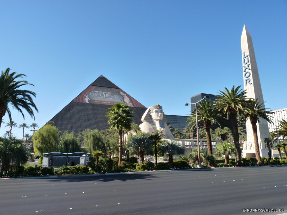 Las Vegas bei Tag Architektur Gebäude Himmel Struktur Reisen Haus Universität Stadt Landschaft Bäume Tourismus Baum Startseite Palm Straße Obelisk Immobilien Sommer Urlaub Strand Spalte Park Resort moderne Tropischer Urlaub Real Straße Gras Gebäude Urban Kirche aussenansicht Büro Stadt Wasser friedliche Garten Wolken Wahrzeichen Religion Paradies Ziel Insel Tourist sonnig Bau Meer Kreuzung Residenz Ozean im freien Zentrum Eigenschaft Museum Sand Luxus Turm Entspannen Sie sich Szenerie Neu Szene Antike Wohn Backstein alt Küste Suburban bunte Nachbarschaft Häuser Windows teure glauben Hotel Entspannung Urlaub Zaun Denkmal im freien Anlage Sonne Depot Brunnen Auto Wohnung architecture building sky structure travel house university city landscape trees tourism tree home palm street obelisk estate summer vacation beach column park resort modern tropical holiday real road grass buildings urban church exterior office town water peaceful garden clouds landmark religion paradise destination island tourist sunny construction sea intersection residence ocean outdoor center property museum sand luxury tower relax scenery new scene ancient residential brick old coast suburban colorful neighborhood houses windows expensive faith hotel relaxation vacations fence monument outdoors facility sun depository fountain car dwelling