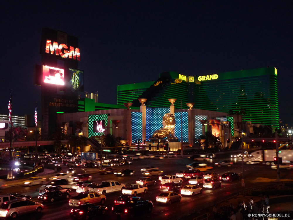 Las Vegas bei Nacht Schild Nacht Stadt Anzeiger Plakat Geschäftsviertel Lichter Skyline Brett Stadtansicht Urban Struktur Gebäude Architektur Innenstadt Gebäude Turm Wolkenkratzer Wahrzeichen Reisen Straße Licht Himmel Szene dunkel Fluss Geschäft Büro Dämmerung Brücke Stadt moderne Zentrum groß 'Nabend Wolkenkratzer Bühne Landschaft berühmte Neu finanzielle Tourismus Metropole Landkreis Panorama hoch Wasser Straße Plattform Sonnenuntergang Hauptstadt Reflexion Ziel Bau Metropolitan Dämmerung beleuchtete Tourist Panorama Attraktion Wolken Unternehmen Hafen Bereich Verkehr Bucht kommerzielle Kino Meer signboard night city scoreboard billboard business district lights skyline board cityscape urban structure building architecture downtown buildings tower skyscraper landmark travel street light sky scene dark river business office dusk bridge town modern center tall evening skyscrapers stage landscape famous new financial tourism metropolis district panorama high water road platform sunset capital reflection destination construction metropolitan twilight illuminated tourist panoramic attraction clouds corporate harbor area traffic bay commercial cinema sea