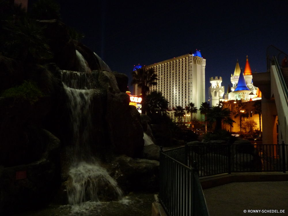 Las Vegas bei Nacht Stadt Struktur Brunnen Nacht Architektur Gebäude Urban Skyline Stadtansicht Geschäftsviertel Fluss Brücke Reisen Wolkenkratzer Wahrzeichen Turm Gebäude Innenstadt Himmel Reflexion Tourismus Lichter Wolkenkratzer Wasser am Wasser Büro Stadt moderne Landkreis Dämmerung Licht Tourist Landschaft 'Nabend Geschäft Straße Hauptstadt finanzielle Beleuchtung groß Neu Anlegestelle Dämmerung Szene Boot Sonnenuntergang Hängebrücke Bau berühmte dunkel Geschichte Urlaub Zentrum England Park Palast Zentrale hoch Wolke Attraktion Vereinigte Finanzen Denkmal aussenansicht historischen Metropole Apparat Hafen Haus alt Zustand Wolken Ozean Kirche Urlaub landschaftlich city structure fountain night architecture building urban skyline cityscape business district river bridge travel skyscraper landmark tower buildings downtown sky reflection tourism lights skyscrapers water waterfront office town modern district dusk light tourist landscape evening business street capital financial lighting tall new pier twilight scene boat sunset suspension bridge construction famous dark history vacation center england park palace central high cloud attraction united finance monument exterior historic metropolis apparatus harbor house old state clouds ocean church holiday scenic