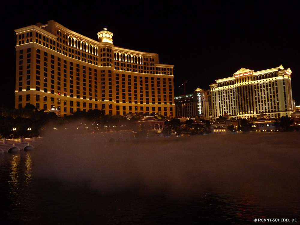 Las Vegas bei Nacht Palast Nacht Stadt Gebäude Anlegestelle Residenz Haus Architektur Unterstützung Urban Fluss Stadtansicht Reisen Gerät Tourismus Brücke Reflexion Wohnung Gebäude Lichter Turm Himmel Wasser Hauptstadt Szene Stadt Wahrzeichen Struktur Wolkenkratzer Skyline 'Nabend Geschäftsviertel Straße Licht berühmte Tourist Dämmerung Landschaft Innenstadt Kirche alt Gehäuse England Beleuchtung dunkel Büro Sonnenuntergang Geschichte beleuchtete Vereinigte groß Bau Sommer Parlament Urlaub moderne Uhr Zentrum historische Urlaub Wolkenkratzer Dämmerung Landkreis landschaftlich am Wasser Kultur Boot aussenansicht Königreich St Denkmal Platz Zeit Platz Metropole Regierung Reflexionen Schloss Attraktion Verkehr Stein historischen finanzielle palace night city building pier residence house architecture support urban river cityscape travel device tourism bridge reflection dwelling buildings lights tower sky water capital scene town landmark structure skyscraper skyline evening business district street light famous tourist dusk landscape downtown church old housing england illumination dark office sunset history illuminated united tall construction summer parliament vacation modern clock center historical holiday skyscrapers twilight district scenic waterfront culture boat exterior kingdom st monument place time square metropolis government reflections castle attraction traffic stone historic financial