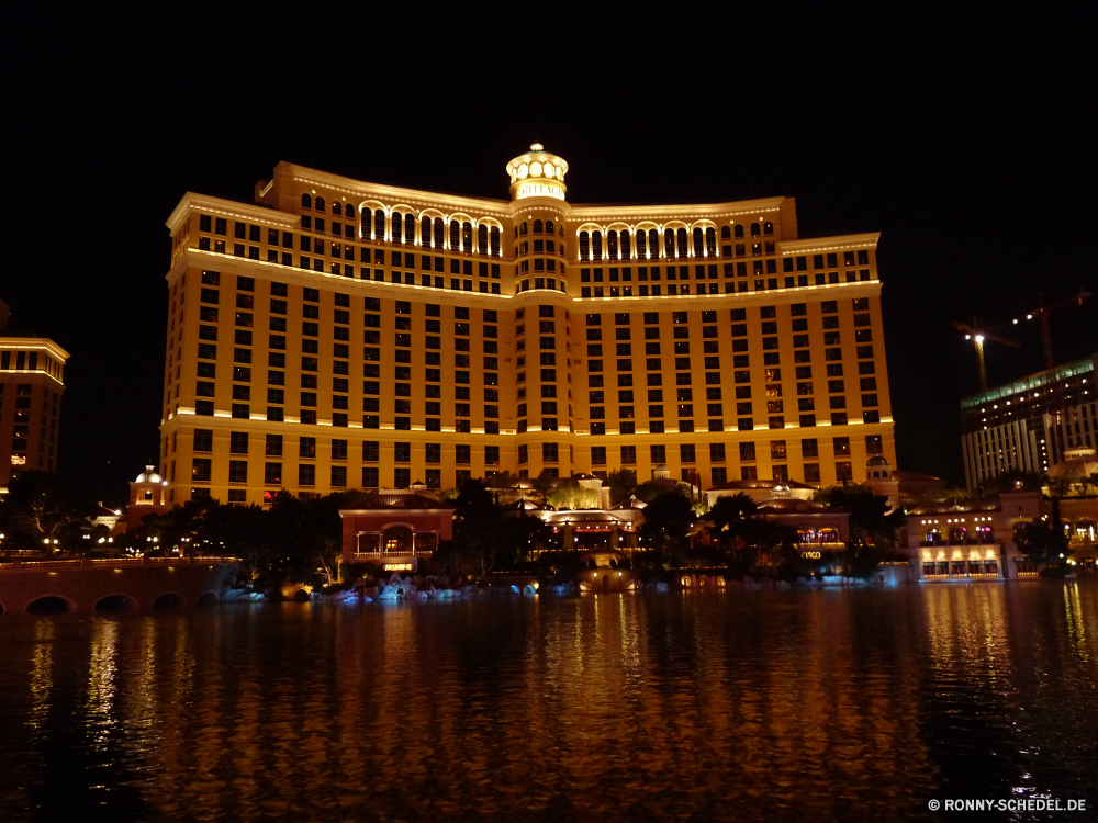 Las Vegas bei Nacht Geschäftsviertel Stadt Architektur Stadtansicht Gebäude Nacht Urban Skyline Fluss Wolkenkratzer am Wasser Palast Turm Gebäude Reisen Brücke Wasser Wahrzeichen Innenstadt Büro Reflexion Residenz Tourismus moderne Landkreis Himmel Haus Struktur 'Nabend Geschäft finanzielle Boot Lichter Dämmerung Licht groß Stadt Wolkenkratzer landschaftlich Zentrum hoch berühmte Wohnung Bau Dämmerung Hafen dunkel Urlaub Straße beleuchtete Vereinigte Ziel Tourist Marina Neu Szene Unternehmen Landschaft aussenansicht Metropolitan Metropole Bucht Hauptstadt Glas Urlaub Tour England kommerzielle Finanzen alt Sonnenuntergang Anlegestelle Stahl bunte Kultur Wohnung Uhr Osten Park Fenster Tag Meer business district city architecture cityscape building night urban skyline river skyscraper waterfront palace tower buildings travel bridge water landmark downtown office reflection residence tourism modern district sky house structure evening business financial boat lights dusk light tall town skyscrapers scenic center high famous dwelling construction twilight harbor dark vacation street illuminated united destination tourist marina new scene corporate landscape exterior metropolitan metropolis bay capital glass holiday tour england commercial finance old sunset pier steel colorful culture apartment clock east park window day sea