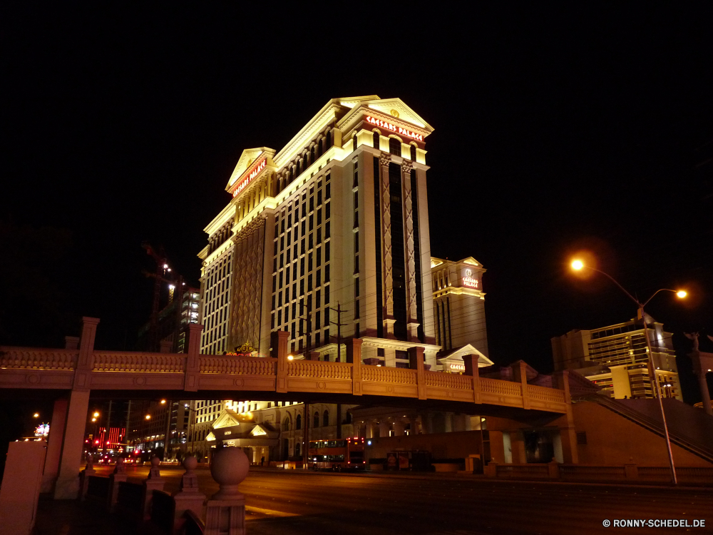 Las Vegas bei Nacht Gebäude Kino Theater Nacht Stadt Architektur Struktur Geschäftsviertel Urban Reisen Stadtansicht Wahrzeichen Turm Himmel Hauptstadt Straße Licht Kirche Skyline Tourismus Innenstadt Wolkenkratzer Fluss Brücke Stadt Lichter Landkreis berühmte Geschichte Kathedrale Fassade Szene Reflexion Religion alt 'Nabend Wasser Kultur Zentrum moderne Dämmerung Büro finanzielle beleuchtete Gebäude Denkmal Kuppel Tourist Tempel groß Antike Geschäft Dämmerung Landschaft Metropole Orgel Palast Neu Attraktion Bau Platz dunkel Haus Verkehr Fenster Platz Anlegestelle Orthodoxe landschaftlich hoch architektonische Winter Sommer Gold Straße Park Blasinstrument Tasteninstrument Städte Golden Tour Hotel traditionelle Boot aussenansicht Sonnenuntergang bunte Glas Metropolitan building cinema theater night city architecture structure business district urban travel cityscape landmark tower sky capital street light church skyline tourism downtown skyscraper river bridge town lights district famous history cathedral facade scene reflection religion old evening water culture center modern twilight office financial illuminated buildings monument dome tourist temple tall ancient business dusk landscape metropolis organ palace new attraction construction place dark house traffic window square pier orthodox scenic high architectural winter summer gold road park wind instrument keyboard instrument cities golden tour hotel traditional boat exterior sunset colorful glass metropolitan