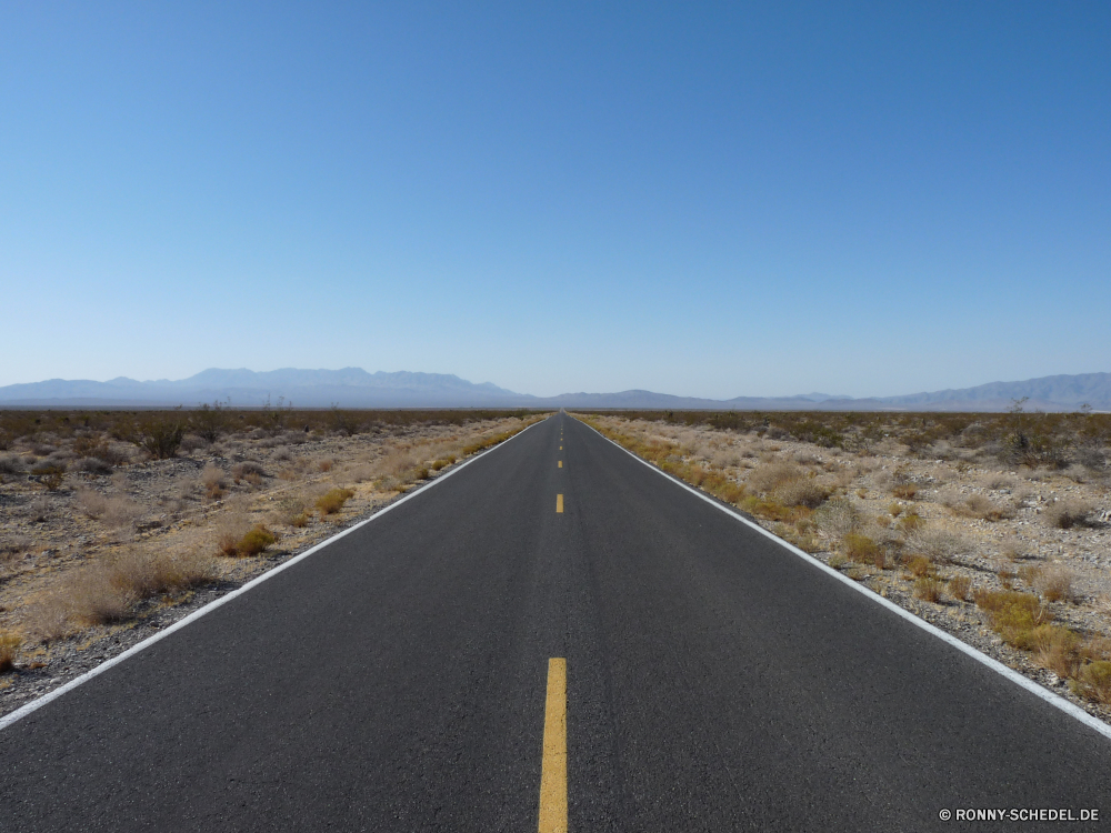 Death Valley Nationalpark Asphalt Straße Landschaft Wüste Autobahn Horizont Himmel Transport Reise Reisen Entwicklung des ländlichen Autobahn Wolke Bewegung Auto Richtung Wolken Verkehr Art und Weise Laufwerk Strecke Reise Land Szene Land fahren Reiner Pfad Szenerie Straße landschaftlich Linie gerade Geschwindigkeit leere Spur Sommer Verkehr Perspektive Berge im freien Düne Gras Zeichen Zeiger Fracht Feld Markierung Landvermesser Politik Beschränkung lange Versicherung feine Einfahrt Korb Freude bewölkt Ziel Darm-Trakt Landschaft Sonnenlicht Geschwindigkeit Berg Wolkengebilde Sonne Umgebung hell Sand Steppe Freiheit Ferne LKW Wiese Weide Landschaften Rad Schnellstraße voran Bereich im freien Panorama Auto Frühling Einsamkeit niemand Bordstein Fluchtpunkt Autobahn Entfernung Reiseziele Flügel Panorama Fotografie Saison bunte Öffnen endlose Pflaster nicht Städtisches Verschieben außerhalb Sonnenschein Urlaub Wetter Licht An Asphalt Ferne malerische Aussicht Baum Tapete Textur idyllische Paradies Urlaub Bewegung Hügel schnell Tourismus Track Frieden gelb ruhige Tragfläche Farbe asphalt road landscape desert highway horizon sky transportation journey travel rural freeway cloud motion car direction clouds transport way drive route trip land scene country driving plain path scenery street scenic line straight speed empty lane summer traffic perspective mountains outdoors dune grass sign pointer cargo field sectoring surveyor policy restriction long insurance fine driveway basket pleasure cloudy destination tract countryside sunlight velocity mountain cloudscape sun environment bright sand steppe freedom distant lorry meadow pasture scenics wheel expressway ahead area outdoor panoramic auto spring solitude nobody curb vanishing motorway distance destinations wing panorama photography season colorful open endless pavement non urban moving outside sunshine vacation weather light to tarmac afield picturesque vista tree wallpaper texture idyllic paradise vacations movement hill fast tourism track peace yellow tranquil airfoil color