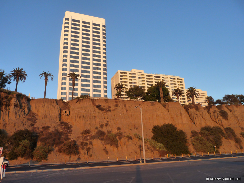 Los Angeles Himmel Plakat Struktur Schild Architektur Landschaft Reisen Universität Gebäude Wolken Stadt Wüste Turm Tourismus Straße Szenerie Gebäude landschaftlich Wolke Berg im freien Urban Mauer im freien Tal Bau hoch aussenansicht Sand Park Szene Hügel moderne Denkmal Wahrzeichen Horizont Panorama Stadtansicht sonnig Gras Berge Licht Baum Wolkenkratzer alt Land Fels Stein Landschaft Umgebung Urlaub Neu Westen Asphalt Antike Skyline Perspektive Reise Sommer Büro Sonnenuntergang natürliche Schloss Entwicklung des ländlichen Autobahn Tourist außerhalb Innenstadt Beton bewölkt Wasser Zentrum Industrielle Sonnenlicht Glas niemand sky billboard structure signboard architecture landscape travel university building clouds city desert tower tourism road scenery buildings scenic cloud mountain outdoors urban wall outdoor valley construction high exterior sand park scene hill modern monument landmark horizon panorama cityscape sunny grass mountains light tree skyscraper old country rock stone countryside environment vacation new west asphalt ancient skyline perspective journey summer office sunset natural castle rural highway tourist outside downtown concrete cloudy water center industrial sunlight glass nobody