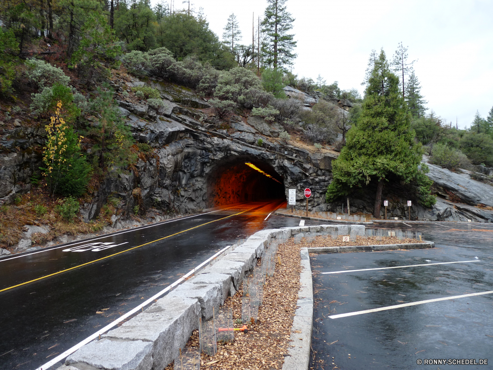 Yosemite Nationalpark Tunnel Durchgang Track Durchgang Art und Weise Straße Reisen Landschaft Transport Berg Himmel Bäume landschaftlich Berge Wald Reise Autobahn Szenerie Perspektive Asphalt Land Baum Straße Sommer im freien Laufwerk Entwicklung des ländlichen Linie Eisenbahn Park Tag Eisenbahn Wasser Verkehr im freien Zug Reise Landschaft Biegung fahren Horizont Stein Linien Fels Geschwindigkeit Richtung Gras fallen Auto Tourismus Herbst Verkehr Szene Wolke alt Wolken Pflaster Fluss Kurve Schnellstraße Pfad Felsen sonnig Gebäude Belaubung Holz Schiene Urlaub Sonnenlicht Stahl Tal durch Wandern Bewegung Industrie Ziel Umgebung Sonne Schlucht Fahrzeug Asphalt gerade Strecke Auto gelb niemand Semaphore Brücke Hügel Küste Metall natürliche Struktur Einsamkeit Architektur leere Verschieben schnell lange Bürgersteig tunnel passageway track passage way road travel landscape transportation mountain sky trees scenic mountains forest journey highway scenery perspective asphalt country tree street summer outdoors drive rural line railroad park day railway water transport outdoor train trip countryside bend driving horizon stone lines rock speed direction grass fall car tourism autumn traffic scene cloud old clouds pavement river curve expressway path rocks sunny building foliage wood rail vacation sunlight steel valley through hiking motion industry destination environment sun canyon vehicle tarmac straight route auto yellow nobody semaphore bridge hill coast metal natural structure loneliness architecture empty moving fast long sidewalk