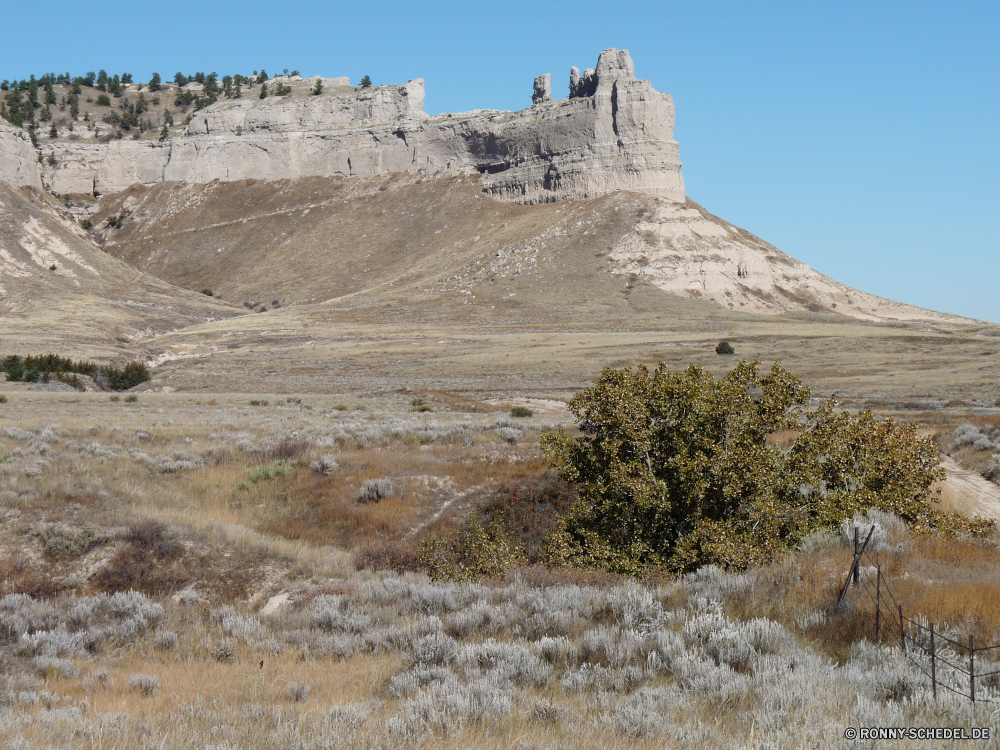 Scottsbluff National Monument Berg Aufstieg Landschaft Wüste Fels Steigung Reisen Stein Hochland Himmel Tourismus Sand Park Antike Geschichte Berge Klippe nationalen Wildnis Tourist Wahrzeichen Hügel Bereich landschaftlich Schlucht im freien Denkmal Geologie geologische formation Sandstein Felsen Architektur im freien Szenerie Sommer alt Land Bildung Spitze Wolken trocken Knoll Steine Grab Schloss Festung Sonne Wärme Lineal Aushöhlung Urlaub Bereich Szene historische Pyramide Osten Tal natürliche geologische Archäologie Ruine Hügel Land Grat Turm Entwicklung des ländlichen Ruine Becken Reise Ziel historischen Gebäude Alp Pharao Wild Touristische hoch Gelände niemand Vergangenheit felsigen Tour Wandern Landschaften Abenteuer natürliche depression berühmte Umgebung Vulkan Braun Farbe Urlaub Sonnenlicht Baum Mauer natürliche Höhe klar mountain ascent landscape desert rock slope travel stone highland sky tourism sand park ancient history mountains cliff national wilderness tourist landmark hill range scenic canyon outdoors monument geology geological formation sandstone rocks architecture outdoor scenery summer old land formation peak clouds dry knoll stones grave castle fortress sun heat ruler erosion vacation area scene historical pyramid east valley natural geological archeology ruin hills country ridge tower rural ruins basin journey destination historic building alp pharaoh wild touristic high terrain nobody past rocky tour hiking scenics adventure natural depression famous environment volcano brown color holiday sunlight tree wall natural elevation clear