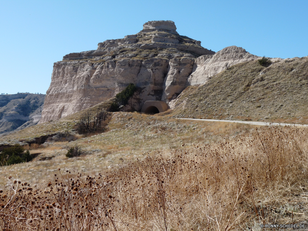 Scottsbluff National Monument Grab Knoll Fels Landschaft Berg Stein Klippe Reisen Himmel Tourismus Wüste Hügel Felsen Antike Sand Schlucht Geschichte Stroh Berge Park alt Sandstein Geologie im freien Bildung geologische formation nationalen Wildnis landschaftlich Architektur Sommer Urlaub Sonne Megalith Dach Wahrzeichen Tourist im freien natürliche Wolken felsigen Struktur Gebäude Mauer Gedenkstätte Szenerie Schutzüberzug Steine Denkmal historischen geologische Wanderung Ruine Bereich Wolke Ziel Bereich Umgebung Schloss Tal Ruine Hügel Spitze Landschaften Urlaub Festung Farbe Rau Turm Entwicklung des ländlichen Grab Szene reservieren außerhalb Bau Baum Orange Abenteuer berühmte Sonnenlicht Gras Tag Land Bespannung grave knoll rock landscape mountain stone cliff travel sky tourism desert hill rocks ancient sand canyon history thatch mountains park old sandstone geology outdoor formation geological formation national wilderness scenic architecture summer vacation sun megalith roof landmark tourist outdoors natural clouds rocky structure building wall memorial scenery protective covering stones monument historic geological hike ruins area cloud destination range environment castle valley ruin hills peak scenics holiday fortress color rough tower rural tomb scene reserve outside construction tree orange adventure famous sunlight grass day country covering