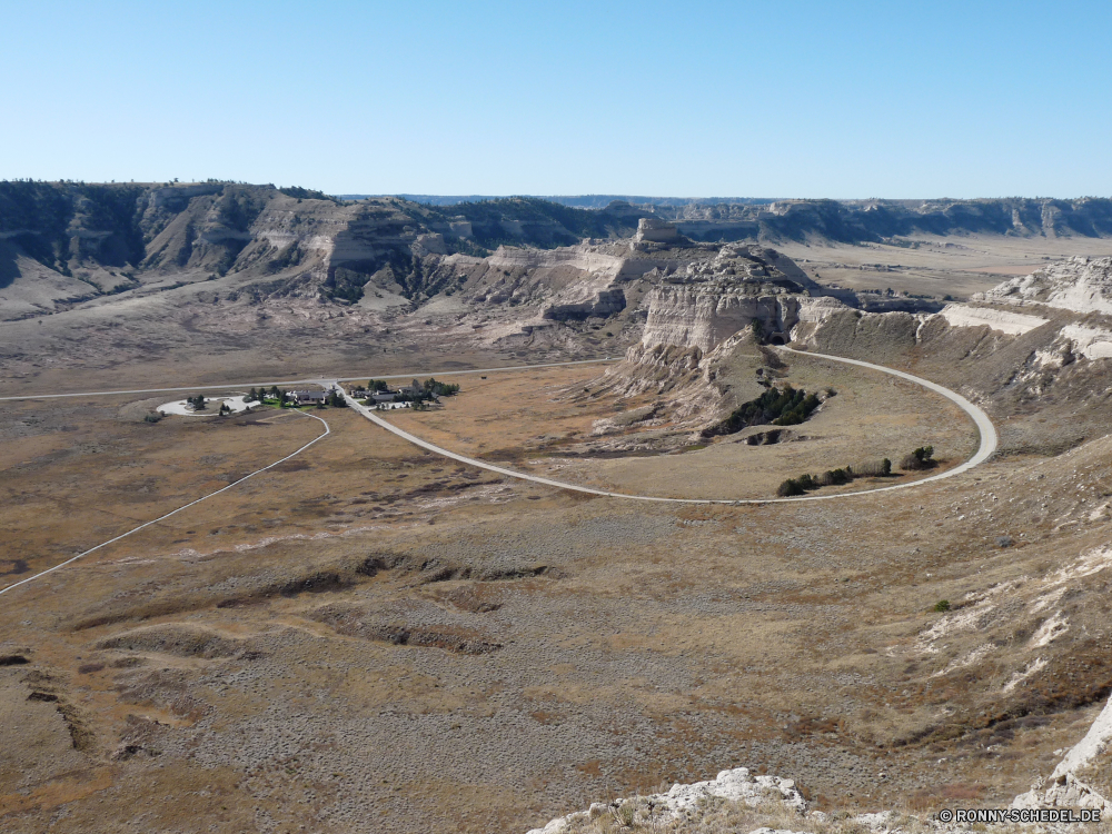 Scottsbluff National Monument Hochland Landschaft Berg Wüste Berge Fels Himmel Reisen Tal natürliche depression Becken trocken Tourismus Sand geologische formation Land Wolken Park Hügel Fluss nationalen Stein Schlucht Aufstieg Straße Sommer landschaftlich Umgebung Steigung Wildnis Wald Arid Felsen Wolke im freien See Wasser Erde Reiner Steppe Braun Schnee heiß Hügel im freien Urlaub Bereich Bereich leere Geologie Spitze Extreme Grat Wärme niemand Boden Horizont Gelände Klippe Entwicklung des ländlichen Schmutz Tag Reise Ökologie Landschaft Sandbank Szenerie Farbe Krater karge Sandstein natürliche hoch Abenteuer Baum bewölkt Ziel Boden Küste Sonne Bäume Szene sonnig Panorama Osten Insel Gras Architektur highland landscape mountain desert mountains rock sky travel valley natural depression basin dry tourism sand geological formation land clouds park hill river national stone canyon ascent road summer scenic environment slope wilderness forest arid rocks cloud outdoors lake water earth plain steppe brown snow hot hills outdoor vacation area range empty geology peak extreme ridge heat nobody soil horizon terrain cliff rural dirt day journey ecology countryside sandbar scenery color crater barren sandstone natural high adventure tree cloudy destination ground coast sun trees scene sunny panorama east island grass architecture