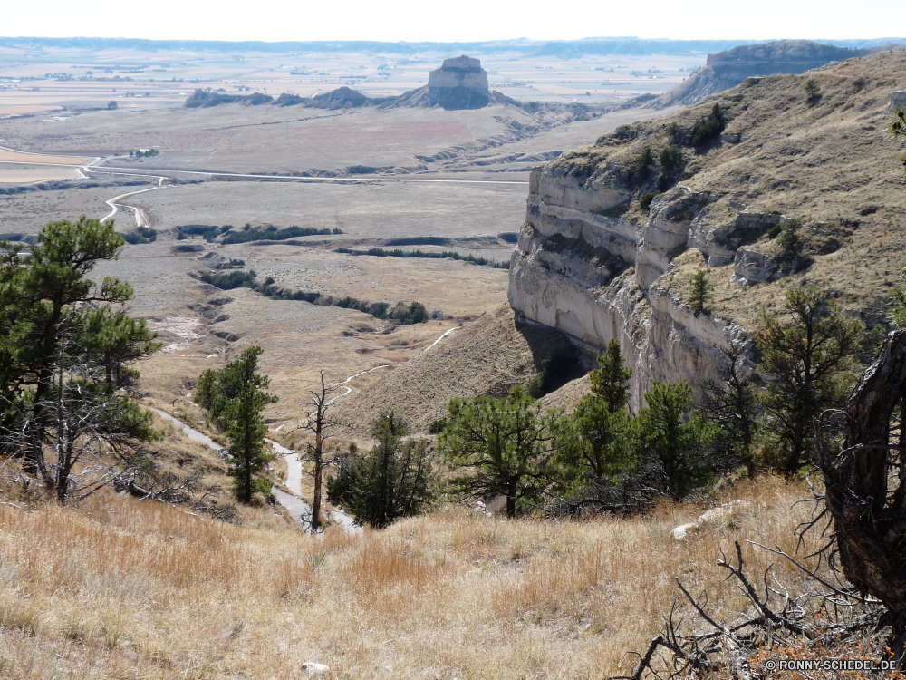 Scottsbluff National Monument Klippe Berg Landschaft Schlucht Berge geologische formation Tal Fels Wüste Himmel Reisen Park Wildnis nationalen Cliff-Wohnung Bereich landschaftlich Tourismus Schlucht Geologie Wohnung Stein Fluss im freien Aufstieg Steigung Felsen Hügel Sandstein im freien Krater natürliche depression Wasser Szenerie Panorama Baum trocken Gehäuse Knoll felsigen Spitze Wolken Land Bildung Aushöhlung Sand Wandern Bäume Bereich Vorgebirge Urlaub Erde Sommer Hochland natürliche Höhe Wahrzeichen geologische Wald Umgebung Abenteuer Braun Gras Tag Struktur Schnee übergeben Hügel Szene Farbe Süden Insel Südwesten Gelände Wild natürliche Westen hoch niemand See Straße Horizont Küste Sonne Arid Meer Mount Kaktus Grand Wolke Zustand Ozean heiß Reise bewölkt Ziel Osten gelb cliff mountain landscape canyon mountains geological formation valley rock desert sky travel park wilderness national cliff dwelling range scenic tourism ravine geology dwelling stone river outdoors ascent slope rocks hill sandstone outdoor crater natural depression water scenery panorama tree dry housing knoll rocky peak clouds land formation erosion sand hiking trees area promontory vacation earth summer highland natural elevation landmark geological forest environment adventure brown grass day structure snow pass hills scene color south island southwest terrain wild natural west high nobody lake road horizon coast sun arid sea mount cactus grand cloud state ocean hot journey cloudy destination east yellow