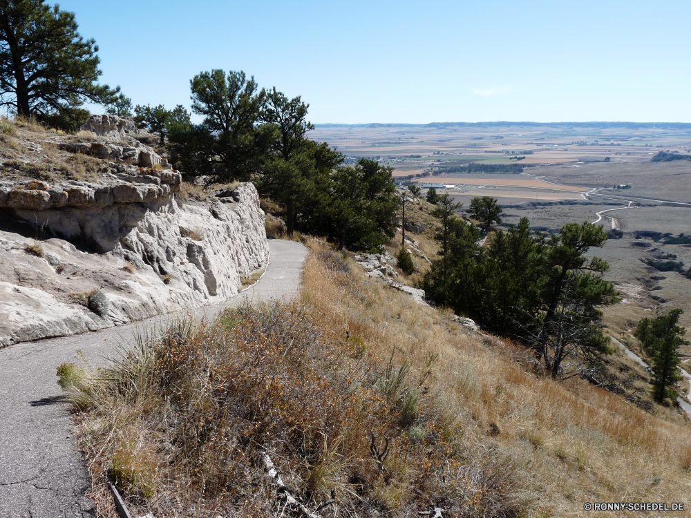 Scottsbluff National Monument Aufstieg Steigung Landschaft Berg Fels Knoll Himmel Klippe Berge Reisen Baum Stein Park Steinmauer Hügel landschaftlich Felsen Wüste nationalen Zaun im freien Wolken Tourismus Mauer Sommer Tal Gras Pflanze im freien Bäume Land Landschaft Barrier Wildnis Geologie Sand Entwicklung des ländlichen Wolke Szenerie Schlucht vascular plant Aushöhlung natürliche Spitze Kaktus sonnig Feld Wahrzeichen Umgebung alt Struktur Landwirtschaft Antike Steine außerhalb Pflanzen Straße geologische formation Südwesten Hügel felsigen Wald Bewuchs Obstruktion Panorama Abenteuer Süden Urlaub Sonne Bauernhof Fluss Architektur Sandstein Ruine Wandern trocken Wasser Insel Ringwall Wiese Geschichte Tag ascent slope landscape mountain rock knoll sky cliff mountains travel tree stone park stone wall hill scenic rocks desert national fence outdoors clouds tourism wall summer valley grass plant outdoor trees country countryside barrier wilderness geology sand rural cloud scenery canyon vascular plant erosion natural peak cactus sunny field landmark environment old structure agriculture ancient stones outside plants road geological formation southwest hills rocky forest vegetation obstruction panorama adventure south vacation sun farm river architecture sandstone ruin hiking dry water island rampart meadow history day