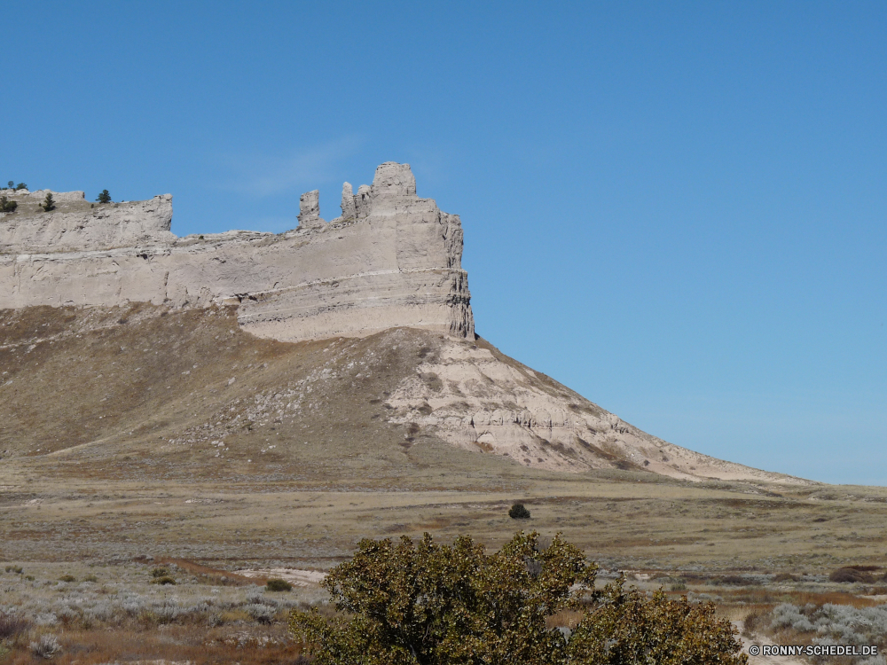 Scottsbluff National Monument Fels Berg Landschaft Klippe Wüste Stein Schlucht Reisen Himmel Tourismus Park Sand Aufstieg nationalen Steigung landschaftlich Sandstein geologische formation im freien Wildnis Hügel Berge natürliche Tal Felsen Bereich Geologie Urlaub Hochland Geschichte im freien Knoll Sommer Bildung Szenerie Bereich Aushöhlung Antike Wahrzeichen Wolken Tourist alt Panorama Szene Sonne trocken Formationen Backstein Landschaften Steine Lineal Denkmal Architektur Struktur reservieren Hügel felsigen Schloss Land Ziel historischen Farbe Land Ehrfurcht Gelände niemand Baum Schlucht Linie Baumaterial Sonnenlicht geologische Bögen Entwicklung des ländlichen Südwesten Arid Touristische Mauer Wolke Orange Festung berühmte Wärme ruhige natürliche Höhe Urlaub Meer Wanderung Spitze außerhalb Wandern Reiseziele Gebäude Abenteuer Reise Vorgebirge Grat rock mountain landscape cliff desert stone canyon travel sky tourism park sand ascent national slope scenic sandstone geological formation outdoors wilderness hill mountains natural valley rocks range geology vacation highland history outdoor knoll summer formation scenery area erosion ancient landmark clouds tourist old panoramic scene sun dry formations brick scenics stones ruler monument architecture structure reserve hills rocky castle land destination historic color country awe terrain nobody tree ravine line building material sunlight geological arches rural southwest arid touristic wall cloud orange fortress famous heat tranquil natural elevation holiday sea hike peak outside hiking destinations building adventure journey promontory ridge