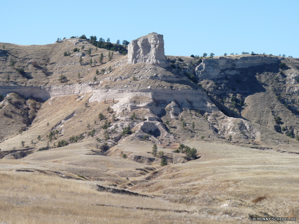 Scottsbluff National Monument Berg Fels Landschaft Wüste Reisen Stein Himmel Berge Klippe Aufstieg Bereich Steigung Schlucht Tourismus Sand Hügel Wildnis Spitze Tal Felsen landschaftlich geologische formation Geologie im freien Park Sommer Hochland nationalen felsigen im freien Land Bildung Landschaften Bereich Umgebung Urlaub Sandstein Wolke Wolken Szene trocken Alp Szenerie niemand Knoll Panorama Abenteuer natürliche Steine natürliche Höhe Wandern Sonne Linie Tag Wärme Urlaub Arid Aushöhlung Mauer hoch Antike Ziel Osten Bighorn Straße Lineal Schlucht Braun Klettern Gelände Panorama Baum Süden heiß Tourist ruhige Schnee Sonnenlicht Fluss karge Dürre Felsblock steilen Wild Alpine Klettern Wanderung Hügel Extreme Vulkan Reise Nach oben Insel Rau Geschichte Höhle An Meer Grat mountain rock landscape desert travel stone sky mountains cliff ascent range slope canyon tourism sand hill wilderness peak valley rocks scenic geological formation geology outdoor park summer highland national rocky outdoors land formation scenics area environment vacation sandstone cloud clouds scene dry alp scenery nobody knoll panorama adventure natural stones natural elevation hiking sun line day heat holiday arid erosion wall high ancient destination east bighorn road ruler ravine brown climbing terrain panoramic tree south hot tourist tranquil snow sunlight river barren drought boulder steep wild alpine climb hike hills extreme volcano journey top island rough history cave to sea ridge