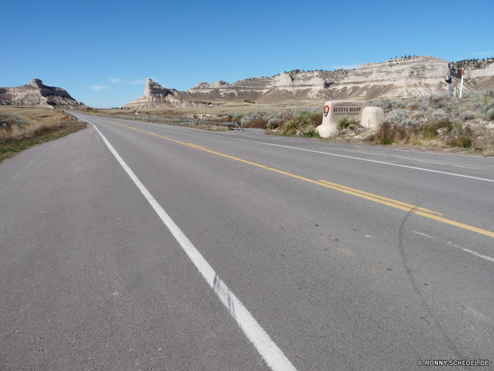 Scottsbluff National Monument Straße Autobahn Reling Schnellstraße Asphalt Landschaft Reisen Himmel Reise Transport Laufwerk Entwicklung des ländlichen Strecke Reise Wolke Horizont Geschwindigkeit Verkehr leere Autobahn Art und Weise Berg Linie Biegung fahren Straße Auto Berge Wolken landschaftlich Verkehr Wüste Gras Land Kreuzung Richtung Szene Spur Szenerie Bewegung Perspektive Landschaft Sommer gerade Verschieben Feld Land voran im freien im freien Kurve Asphalt lange Auto Fahrbahn Freiheit Hügel Ziel Öffnen bewölkt nach vorn Aufstieg Wolkengebilde Wald Fahrzeug Autobahn Baum Wiese Umgebung An sonnig schnell Wetter endlose Urlaub Bäume Zeichen Entfernung Auto Tag niemand Steigung Park Fahrspuren kurvige Ferne Pflaster Hügel Landschaften Bewegung friedliche Linien Speedway wicklung weit Reisen zukünftige road highway railing expressway asphalt landscape travel sky journey transportation drive rural route trip cloud horizon speed transport empty freeway way mountain line bend driving street car mountains clouds scenic traffic desert grass country intersection direction scene lane scenery motion perspective countryside summer straight moving field land ahead outdoor outdoors curve tarmac long auto roadway freedom hill destination open cloudy forward ascent cloudscape forest vehicle motorway tree meadow environment to sunny fast weather endless vacation trees sign distance automobile day nobody slope park lanes curvy distant pavement hills scenics movement peaceful lines speedway winding far traveling future