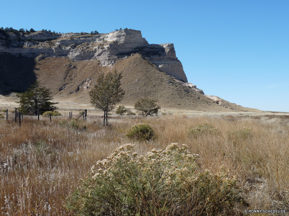 Scottsbluff National Monument Berg Landschaft Knoll Himmel Wüste Aufstieg Berge Steigung Fels Wildnis Hügel nationalen Reisen Park Felsen Stroh Bereich Tal Hochland im freien Spitze im freien Dach Klippe Stein Wild Baum landschaftlich Schlucht Tourismus Sand trocken Szenerie Land Sommer Wolken Gras Geologie felsigen Schutzüberzug Umgebung natürliche Bäume Wald Kaktus Wanderung Hügel Hügel Sonne Abenteuer Wandern Antike Vulkan Tourist heiß Grab Fluss geologische formation Arid Bildung Tag Wolke Landschaften Panorama außerhalb Steine Baseball-Ausrüstung Feld Wärme Nach oben Insel See Landschaft Bespannung Straße Wahrzeichen Horizont Geschichte Herbst karge Architektur Sandstein Farbe Wanderweg Bereich bewölkt Denkmal Urlaub Braun Ökologie Schnee Entwicklung des ländlichen mountain landscape knoll sky desert ascent mountains slope rock wilderness hill national travel park rocks thatch range valley highland outdoor peak outdoors roof cliff stone wild tree scenic canyon tourism sand dry scenery land summer clouds grass geology rocky protective covering environment natural trees forest cactus hike hills mound sun adventure hiking ancient volcano tourist hot grave river geological formation arid formation day cloud scenics panorama outside stones baseball equipment field heat top island lake countryside covering road landmark horizon history autumn barren architecture sandstone color trail area cloudy monument vacation brown ecology snow rural