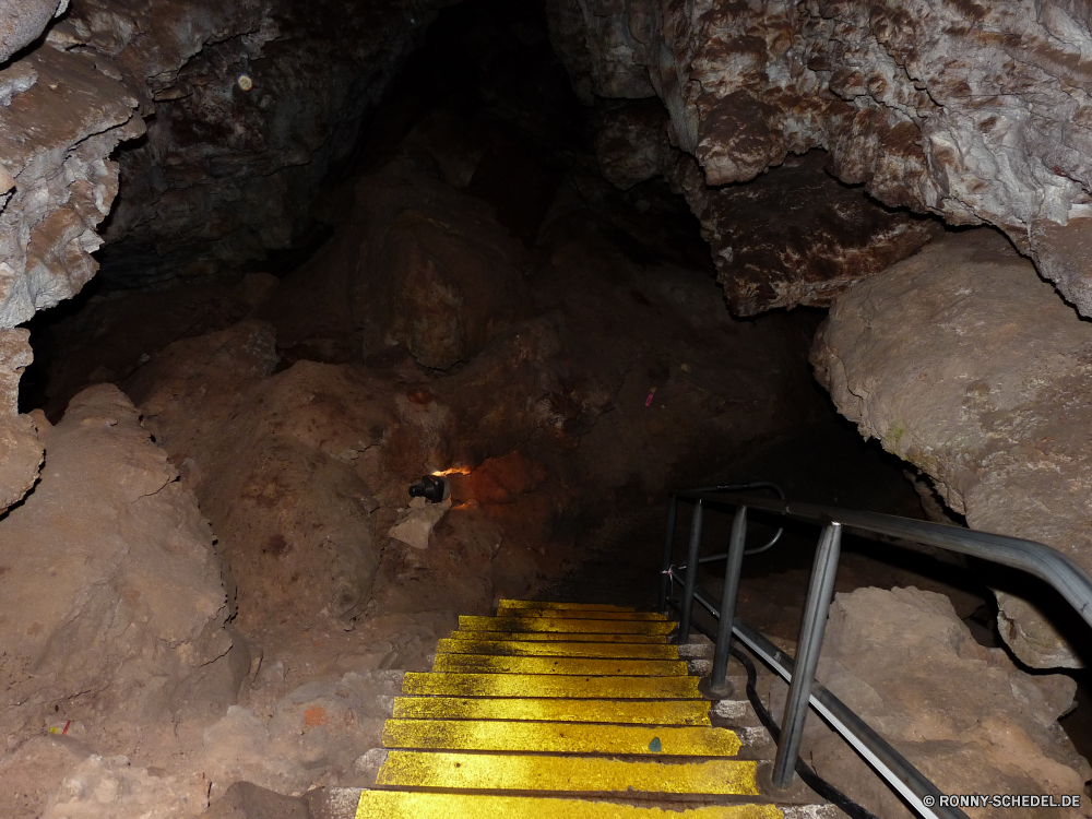 Wind Cave Tunnel Höhle Durchgang Durchgang geologische formation Stein Fels Art und Weise Reisen Mauer Antike Felsen Tourismus alt Schlucht Landschaft Untergeschoss Architektur Berg Fluss Wasser Geologie Park Wüste u-Bahn landschaftlich Geschichte Gebäude Ruine im freien im freien Stream natürliche nationalen Wasserfall Innenraum Abenteuer Steine historischen Tag Sandstein Kultur Baum Wahrzeichen Umgebung Urlaub Bildung Schritt Ruine Wandern Mysterium Sand Extreme Frühling mir Berge Tourist nass Himmel Farbe Creek Klippe Tal Bogen Wald Loch Orange dunkel Erde Pflanze Licht Backstein Escape Antik felsigen Eingang Sommer tief Tür Stadt Ziel Denkmal Szenerie tunnel cave passageway passage geological formation stone rock way travel wall ancient rocks tourism old canyon landscape basement architecture mountain river water geology park desert underground scenic history building ruins outdoors outdoor stream natural national waterfall interior adventure stones historic day sandstone culture tree landmark environment vacation formation step ruin hiking mystery sand extreme spring mine mountains tourist wet sky color creek cliff valley arch forest hole orange dark earth plant light brick escape antique rocky entrance summer deep door city destination monument scenery