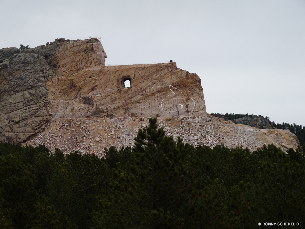 Crazy Horse Monument Stroh Dach Schutzüberzug Bespannung Stein Landschaft Berg Fels Reisen Himmel Tourismus Geschichte Wüste Antike Festung Ruine Architektur alt Klippe Sand Park Hügel Knoll Berge nationalen Wahrzeichen Wildnis Gebäude Sandstein Schlucht im freien Bildung Urlaub Schloss Steine Tourist Sommer Felsen natürliche landschaftlich Denkmal im freien Szenerie Wolken Ziel Mauer historischen Geologie Spitze Tempel Struktur Bereich Archäologie Landschaften Turm Aushöhlung Panorama außerhalb geologische formation Stadt Sonne Ehrfurcht mittelalterliche Tal Platz aussenansicht Formationen Bögen Meer Touristische Szene Hügel Bau Gott Bereich berühmte Urlaub Pyramide thatch roof protective covering covering stone landscape mountain rock travel sky tourism history desert ancient fortress ruins architecture old cliff sand park hill knoll mountains national landmark wilderness building sandstone canyon outdoors formation vacation castle stones tourist summer rocks natural scenic monument outdoor scenery clouds destination wall historic geology peak temple structure range archeology scenics tower erosion panoramic outside geological formation city sun awe medieval valley place exterior formations arches sea touristic scene hills construction god area famous holiday pyramid