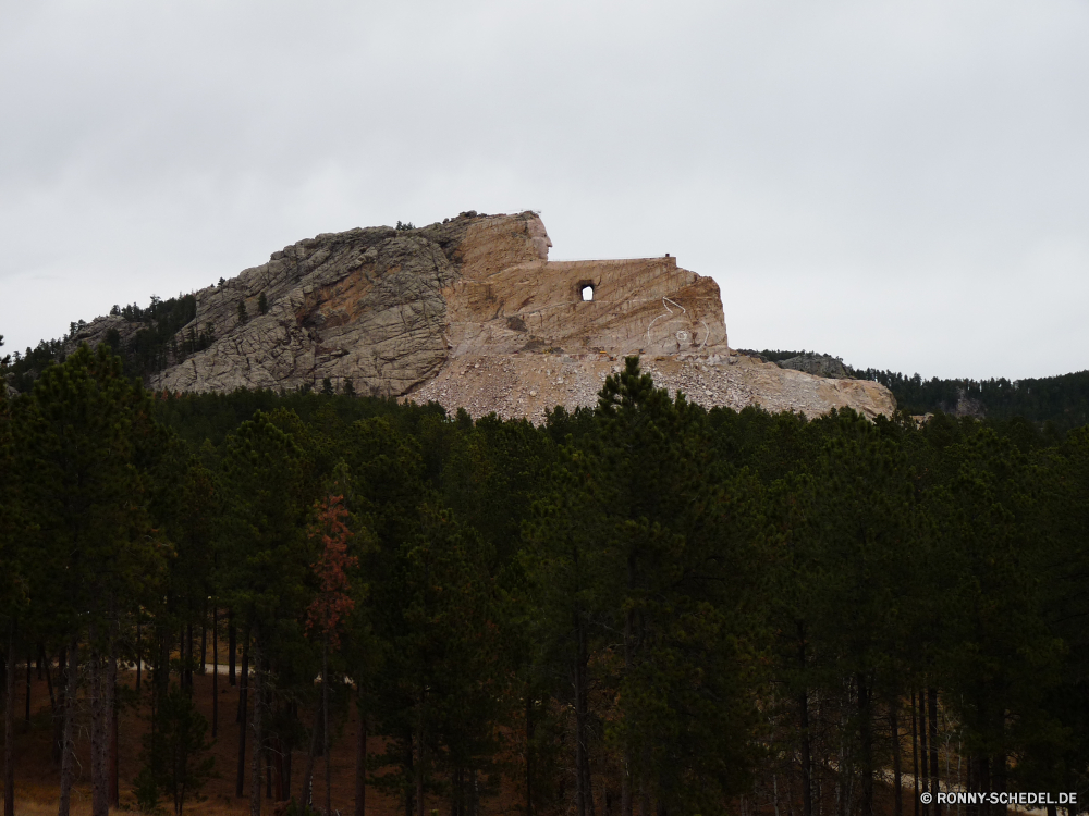 Crazy Horse Monument Knoll Berg Landschaft Stroh Fels Reisen Dach Himmel Berge Stein Klippe Tourismus Park Schutzüberzug Hügel im freien nationalen Wüste Baum Antike Geschichte Schlucht Spitze Wildnis Sommer Bereich Wolken Bespannung Bildung landschaftlich im freien Sandstein Mauer Wahrzeichen Szenerie geologische formation natürliche Felsen Tourist Tal alt Landschaften Sand Gebäude außerhalb Architektur Festung Ruine Geologie Schloss Gras historischen Fluss felsigen Urlaub Steine Wolke Ziel Hügel Backstein Wandern Panorama Wald Szene Denkmal Hügel Umgebung Farbe Sonne Wanderung hoch Tag Kultur Land Bäume Wasser Urlaub Meer Pflanze Landschaften niemand Reiseziele mittelalterliche Stadt aussenansicht Baumaterial Struktur Baseball-Ausrüstung Turm Schnee Entwicklung des ländlichen Herbst Land Tempel knoll mountain landscape thatch rock travel roof sky mountains stone cliff tourism park protective covering hill outdoors national desert tree ancient history canyon peak wilderness summer range clouds covering formation scenic outdoor sandstone wall landmark scenery geological formation natural rocks tourist valley old scenics sand building outside architecture fortress ruins geology castle grass historic river rocky vacation stones cloud destination hills brick hiking panoramic forest scene monument mound environment color sun hike high day culture land trees water holiday sea plant landscapes nobody destinations medieval city exterior building material structure baseball equipment tower snow rural autumn country temple