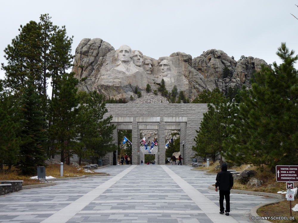 Mount Rushmore National Monument Architektur Tourist Gebäude Stadt Reisen Reisender Himmel Universität Palast Wahrzeichen Baum Tourismus Straße Haus Denkmal Bogen Tempel Struktur Geschichte Statue Platz Straße berühmte alt Person Bäume Tor Triumphbogen Antike Stein Landschaft Kultur Plaza Park Hauptstadt Gedenkstätte Stadt historischen Menschen Skulptur Tag Kirche Residenz im freien Religion Kuppel Urban im freien Startseite historische Bau Urlaub Urlaub Turm Spalte England Gebäude Garten Sommer Schloss Kathedrale Platz aussenansicht Pflanze Bürgersteig Gras Dach Festung architecture tourist building city travel traveler sky university palace landmark tree tourism street house monument arch temple structure history statue square road famous old person trees gate triumphal arch ancient stone landscape culture plaza park capital memorial town historic people sculpture day church residence outdoor religion dome urban outdoors home historical construction holiday vacation tower column england buildings garden summer castle cathedral place exterior plant sidewalk grass roof fortress