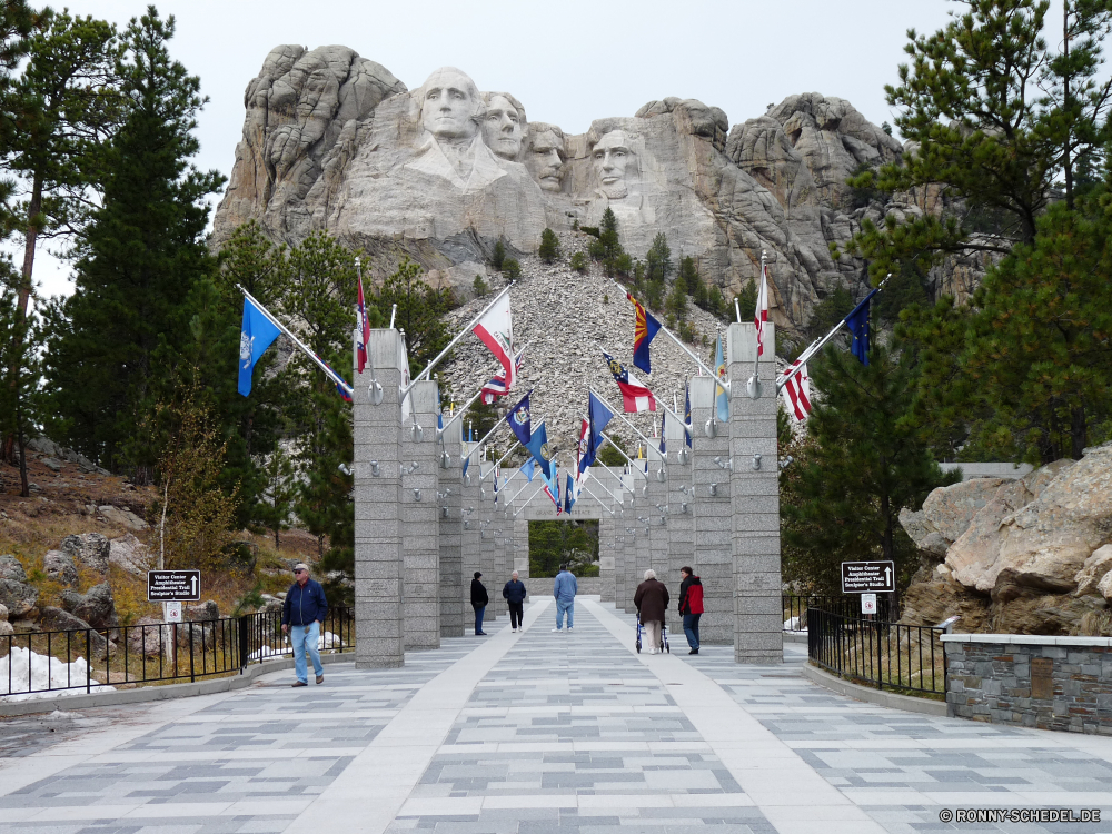 Mount Rushmore National Monument Tourist Reisender Schnee Baum Berg Person Reisen Bäume Himmel Architektur Landschaft Gebäude Winter Stadt im freien Skate Berge Tourismus Park Wald Struktur Straße kalt Haus Wahrzeichen landschaftlich Menschen alt Kultur Wolken im freien Flag Antike Kirche Saison Sport Eis Szenerie Religion Turm Geschichte Ski Denkmal aussenansicht Straße Alpine Palast Frost Wolke Attraktion Sommer historischen Urlaub Wetter Neu Tempel Kiefer Tag Statue Szene schneebedeckt Spitze Backstein Hügel Wappen berühmte Stadt Schrein nationalen Sonne Alp tourist traveler snow tree mountain person travel trees sky architecture landscape building winter city outdoors skate mountains tourism park forest structure street cold house landmark scenic people old culture clouds outdoor flag ancient church season sport ice scenery religion tower history ski monument exterior road alpine palace frost cloud attraction summer historic vacation weather new temple pine day statue scene snowy peak brick hill emblem famous town shrine national sun alp