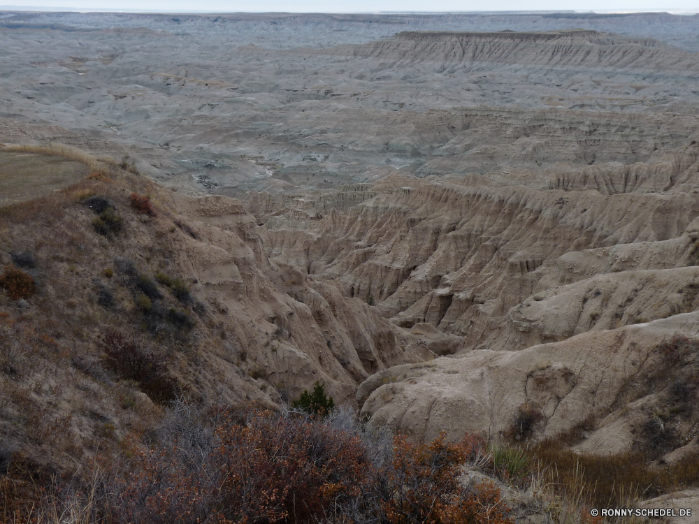 Badlands National Park Düne Wüste Landschaft Berg Fels Sand Berge geologische formation Himmel Reisen Hügel Krater trocken Land Stein Schlucht Park Tal Geologie nationalen natürliche depression Steppe Klippe Tourismus im freien landschaftlich Vulkan Reiner Meer Sommer Boden Erde Arid Aushöhlung Wildnis niemand Strand Sandstein Bildung Wolken Hügel Urlaub Felsen Grat Wolke Wasser Bereich Straße Spitze Fluss Ozean Insel Aufstieg Südwesten natürliche Tag Wärme heiß Urlaub im freien Horizont Küste Umgebung karge Verwurzelung Steigung Extreme Wild natürliche Höhe Bereich Abenteuer Sandbank Farbe Dürre vulkanische Braun Szene Schmutz Panorama Klima Schuld Szenerie Sonne Entwicklung des ländlichen geologische Gelände sonnig Westen Ufer Reise Küste Licht Ökologie Wahrzeichen Gras dune desert landscape mountain rock sand mountains geological formation sky travel hill crater dry land stone canyon park valley geology national natural depression steppe cliff tourism outdoors scenic volcano plain sea summer soil earth arid erosion wilderness nobody beach sandstone formation clouds hills vacation rocks ridge cloud water range road peak river ocean island ascent southwest natural day heat hot holiday outdoor horizon coast environment barren desolate slope extreme wild natural elevation area adventure sandbar color drought volcanic brown scene dirt panorama climate fault scenery sun rural geological terrain sunny west shore journey coastline light ecology landmark grass