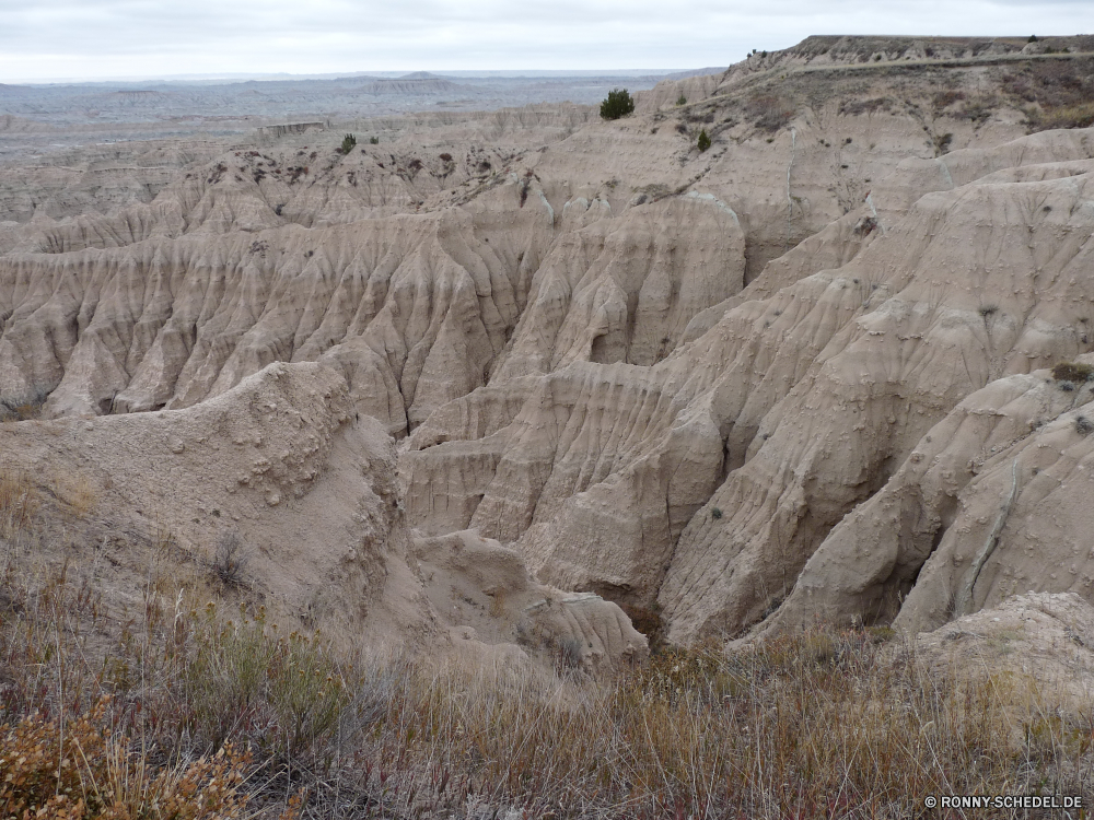 Badlands National Park Klippe geologische formation Fels Landschaft Schlucht Berg Wüste nationalen Park Reisen Tal Berge Himmel Geologie Steppe Stein Sand Land Hügel Sandstein Felsen Reiner Düne landschaftlich Aushöhlung im freien Tourismus trocken Bildung Wildnis im freien Schuld Bereich Umgebung Sommer Südwesten Hügel Szenerie Fluss Arid Wolken Gelände Wärme Tag Baum geologische natürliche felsigen Urlaub Extreme Abenteuer Krater Wasser Grand Mauer Westen Schlucht Bereich sonnig Steine Steinmauer außerhalb Ziel Orange Wahrzeichen Erholung karge Klippen Entwicklung des ländlichen Kaktus reservieren hoch Wandern gelb Schmutz niemand Reise Farbe Insel natürliche depression erodiert Szene Spitze Panorama heiß Zaun Straße Grat Aufstieg cliff geological formation rock landscape canyon mountain desert national park travel valley mountains sky geology steppe stone sand land hill sandstone rocks plain dune scenic erosion outdoors tourism dry formation wilderness outdoor fault range environment summer southwest hills scenery river arid clouds terrain heat day tree geological natural rocky vacation extreme adventure crater water grand wall west ravine area sunny stones stone wall outside destination orange landmark recreation barren cliffs rural cactus reserve high hiking yellow dirt nobody journey color island natural depression eroded scene peak panorama hot fence road ridge ascent