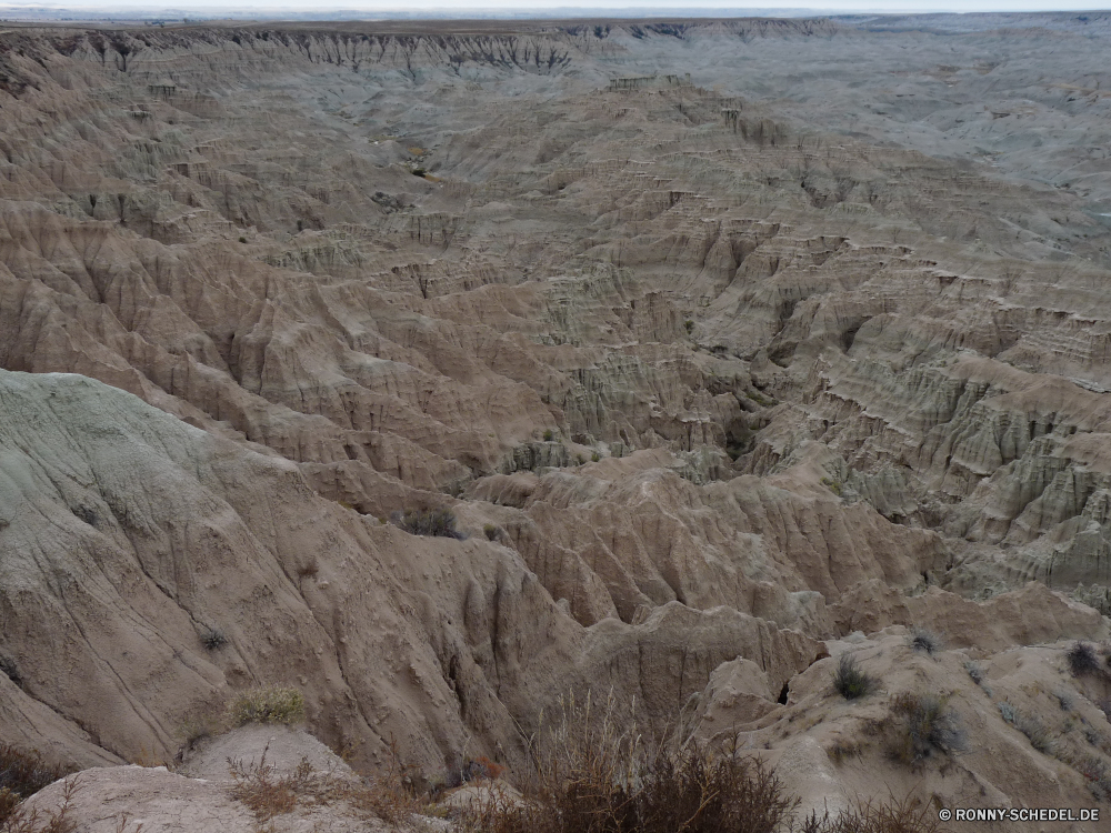 Badlands National Park Sand Wüste Fels Schlucht Landschaft Berg Reisen Berge Himmel Park nationalen Düne geologische formation Stein Klippe Geologie trocken Boden Erde Tal im freien Aushöhlung Krater Tourismus Felsen Sandstein landschaftlich Abenteuer Fluss Hügel natürliche depression Südwesten Land Wildnis Arid Backstein Sommer natürliche Wolken Wasser Urlaub im freien Wolke heiß Tag niemand Baumaterial Wärme Küste Umgebung Strand Meer Grat Straße Dürre Orange Bildung Hügel Bereich Sandbank karge Schlucht Extreme Bereich Szene Antike Steine Reise Küste Ozean Horizont Erholung Farbe Sonnenlicht geologische Verwurzelung Braun Gelände Wild Spitze Westen in der Nähe sonnig Schmutz Bar Wahrzeichen Steppe gelb Entwicklung des ländlichen bunte Hochland Grand Einsamkeit außerhalb Baum Landschaften Panorama Klima Boden Barrier Muster natürliche Höhe Mauer Vulkan Licht Tourist Sonne sand desert rock canyon landscape mountain travel mountains sky park national dune geological formation stone cliff geology dry soil earth valley outdoors erosion crater tourism rocks sandstone scenic adventure river hill natural depression southwest land wilderness arid brick summer natural clouds water vacation outdoor cloud hot day nobody building material heat coast environment beach sea ridge road drought orange formation hills range sandbar barren ravine extreme area scene ancient stones journey coastline ocean horizon recreation color sunlight geological desolate brown terrain wild peak west near sunny dirt bar landmark steppe yellow rural colorful highland grand solitude outside tree scenics panorama climate ground barrier pattern natural elevation wall volcano light tourist sun