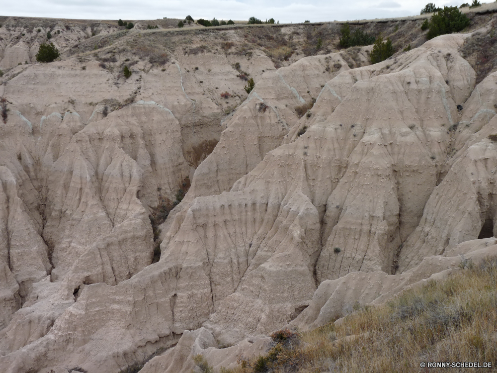 Badlands National Park Schlucht Cliff-Wohnung Klippe Wohnung Fels Tal Landschaft Berg Park Gehäuse Wüste nationalen geologische formation Reisen Berge Schlucht Stein Himmel Geologie Sandstein Sand Struktur Mauer Felsen Hügel Tourismus Wildnis landschaftlich Aushöhlung im freien Bildung geologische Ziel Umgebung natürliche im freien Sommer Bereich Urlaub trocken natürliche depression Bereich Baum hoch Wolken Formationen Tag Wahrzeichen Hügel Wald Szenerie Südwesten Steine Klippen Steigung felsigen Wandern Wolke Süden niemand Schuld geologische Prima erodiert Braun Gelände reservieren Aussicht Panorama Farbe Wärme Schnee Grat Fluss Bäume Urlaub Ehrfurcht Arid Touristische Kaktus Antike Grand Spitze Orange Abenteuer Denkmal Osten Aufstieg Sonne Erde vertikale canyon cliff dwelling cliff dwelling rock valley landscape mountain park housing desert national geological formation travel mountains ravine stone sky geology sandstone sand structure wall rocks hill tourism wilderness scenic erosion outdoors formation geological destination environment natural outdoor summer area vacation dry natural depression range tree high clouds formations day landmark hills forest scenery southwest stones cliffs slope rocky hiking cloud south nobody fault geologic awesome eroded brown terrain reserve vista panorama color heat snow ridge river trees holiday awe arid touristic cactus ancient grand peak orange adventure monument east ascent sun earth vertical