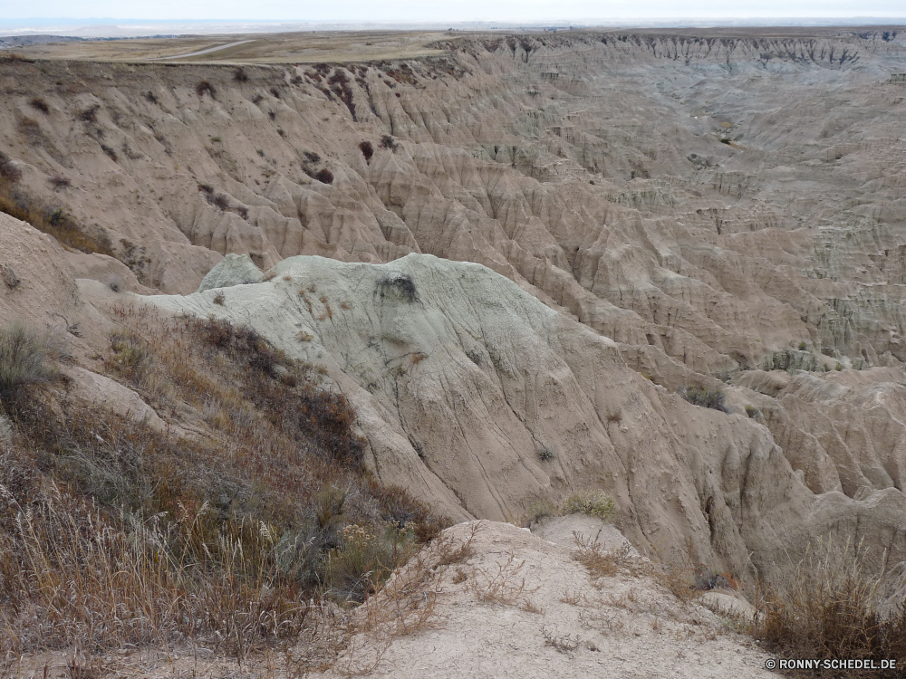 Badlands National Park Klippe Schlucht Berg Fels Landschaft Wüste geologische formation Berge Tal Schuld nationalen Park Reisen Himmel Geologie Sand Tourismus Stein Hügel Krater landschaftlich Aushöhlung Schlucht natürliche depression im freien Bereich trocken Wildnis Felsen Sandstein Wolken Cliff-Wohnung Umgebung Bildung im freien Land Steigung geologische Arid Spitze Bereich Tag natürliche Aufstieg Wolke Gelände Szenerie Sommer Fluss Wohnung Urlaub Südwesten Landschaften Wärme Wahrzeichen Horizont Hügel Hochland Ziel Farbe niemand karge Grand Panorama Panorama Abenteuer Erde Klima Steine Szene Baum Dürre Klippen Gehäuse felsigen Extreme Wald Braun hoch Vulkan Süden Wasser Orange steilen Entwicklung des ländlichen Westen heiß Straße Sonne erodiert Düne reservieren sonnig Mauer Wandern in der Nähe Reise Reise Insel Urlaub Schnee Grat Sonnenlicht cliff canyon mountain rock landscape desert geological formation mountains valley fault national park travel sky geology sand tourism stone hill crater scenic erosion ravine natural depression outdoors range dry wilderness rocks sandstone clouds cliff dwelling environment formation outdoor land slope geological arid peak area day natural ascent cloud terrain scenery summer river dwelling vacation southwest scenics heat landmark horizon hills highland destination color nobody barren grand panoramic panorama adventure earth climate stones scene tree drought cliffs housing rocky extreme forest brown high volcano south water orange steep rural west hot road sun eroded dune reserve sunny wall hiking near trip journey island holiday snow ridge sunlight