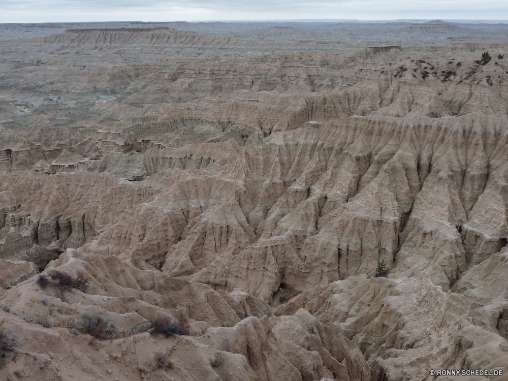 Badlands National Park Düne Wüste Landschaft Backstein Fels Schlucht Sand Baumaterial Reisen nationalen Park Berg Klippe Himmel im freien Berge trocken Geologie Tal Tourismus Felsen Sandstein Hügel Stein Umgebung landschaftlich Hügel Aushöhlung Sommer natürliche geologische formation Land Wildnis Urlaub im freien Erde Wolken Boden Arid Bildung außerhalb Baum Südwesten Meer Abenteuer Wasser sonnig Mauer Farbe Tag heiß Orange Extreme Schmutz Szene Strand Ziel Wahrzeichen Horizont Küste karge Bereich Küste niemand Wärme Straße Szenerie Gelände Gras Ozean Wolke Bereich Steine Barrier Steinmauer Muster Sonnenlicht Fluss Entwicklung des ländlichen bunte Steppe alt Textur Grat Reise Feld Zaun Tourist Pflanze dune desert landscape brick rock canyon sand building material travel national park mountain cliff sky outdoors mountains dry geology valley tourism rocks sandstone hill stone environment scenic hills erosion summer natural geological formation land wilderness vacation outdoor earth clouds soil arid formation outside tree southwest sea adventure water sunny wall color day hot orange extreme dirt scene beach destination landmark horizon coast barren range coastline nobody heat road scenery terrain grass ocean cloud area stones barrier stone wall pattern sunlight river rural colorful steppe old texture ridge journey field fence tourist plant