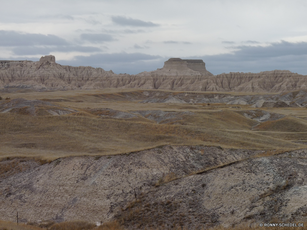 Badlands National Park Hochland Berg Landschaft Berge Wüste Steppe Land Fels Bereich Reiner Himmel Reisen Hügel Tal Park nationalen trocken Sand Stein Tourismus Geologie Wildnis Schlucht landschaftlich Spitze Sommer Wolken Aufstieg im freien Umgebung Hügel Felsen Reise Landschaft Szenerie Fluss im freien Wolke Steigung Arid Aushöhlung Straße Schnee Knoll Braun heiß Gelände niemand Entwicklung des ländlichen Schmutz Abenteuer Wald sonnig Wärme Gras Vulkan Bereich Panorama Dürre Urlaub Wild Krater hoch Steine Klippe Tag geologische formation vulkanische Sandstein Bildung felsigen natürliche Erde bewölkt Ziel Farbe Insel Schuld Düne Boden karge Mount Szene Baum Busch Extreme Reise natürliche depression Schlucht Licht Wasser gelb Tourist Wahrzeichen Horizont Bäume highland mountain landscape mountains desert steppe land rock range plain sky travel hill valley park national dry sand stone tourism geology wilderness canyon scenic peak summer clouds ascent outdoors environment hills rocks journey countryside scenery river outdoor cloud slope arid erosion road snow knoll brown hot terrain nobody rural dirt adventure forest sunny heat grass volcano area panorama drought vacation wild crater high stones cliff day geological formation volcanic sandstone formation rocky natural earth cloudy destination color island fault dune ground barren mount scene tree bush extreme trip natural depression ravine light water yellow tourist landmark horizon trees