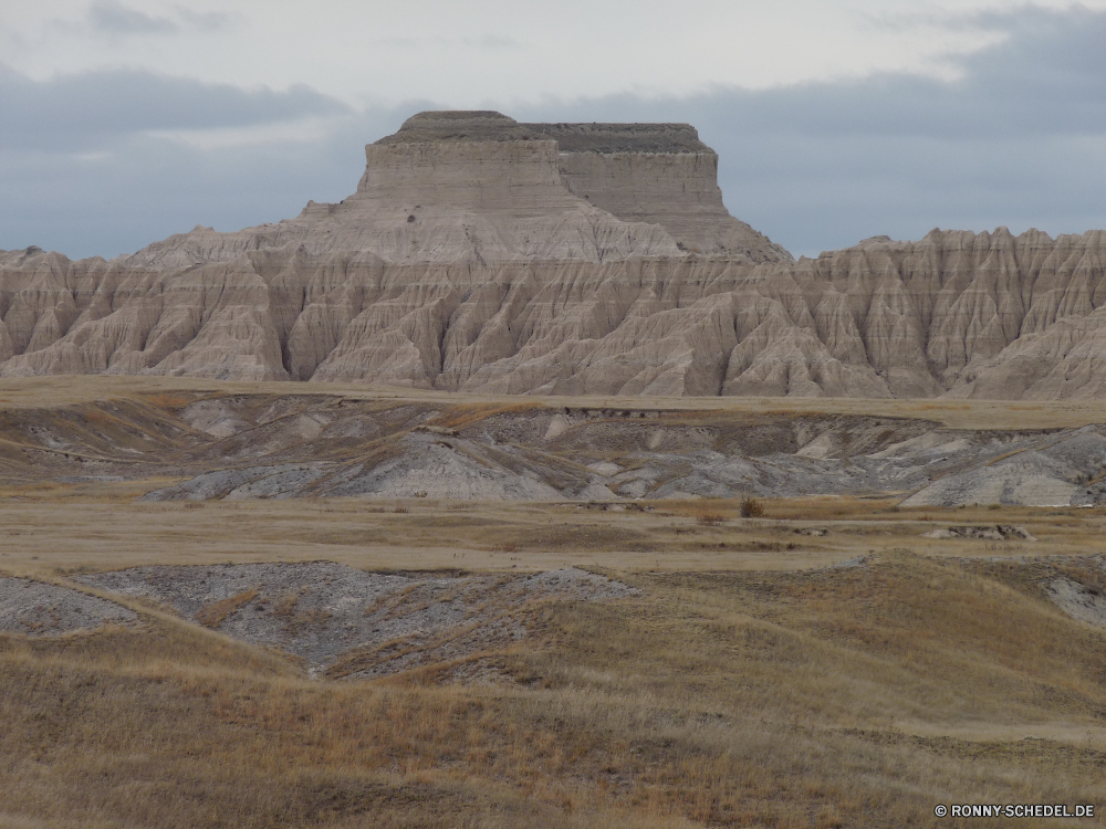 Badlands National Park Grab Wüste Landschaft Berg Fels Himmel Hochland Reisen Sand nationalen Schlucht Stein Park Tal Berge Klippe landschaftlich Land Wildnis Tourismus trocken Hügel Sandstein Aufstieg Geologie im freien Felsen Arid Bereich im freien Umgebung Bereich Steigung Aushöhlung Bildung Gelände Spitze Abenteuer Orange Wolken Szenerie heiß in der Nähe Wild Osten Wärme Hügel Extreme Urlaub natürliche Szene niemand Straße Vulkan Reise Braun Sommer Denkmal Lineal geologische formation Steppe karge geologische Südwesten Entwicklung des ländlichen Schmutz Panorama Reise Knoll Süden Insel Wahrzeichen Mesa Sonne Klippen majestätisch Tourist Steine Düne Fluss bunte vulkanische Verwurzelung Tag sonnig Westen Krater Landschaften Klima Wasser gelb Erholung Geschichte Reiner grave desert landscape mountain rock sky highland travel sand national canyon stone park valley mountains cliff scenic land wilderness tourism dry hill sandstone ascent geology outdoor rocks arid range outdoors environment area slope erosion formation terrain peak adventure orange clouds scenery hot near wild east heat hills extreme vacation natural scene nobody road volcano journey brown summer monument ruler geological formation steppe barren geological southwest rural dirt panorama trip knoll south island landmark mesa sun cliffs majestic tourist stones dune river colorful volcanic desolate day sunny west crater scenics climate water yellow recreation history plain