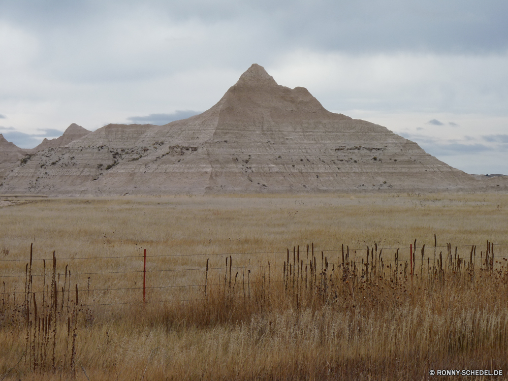 Badlands National Park Grab Berg Landschaft Wüste Reisen Himmel Berge Tourismus Düne Pyramide Hochland Sand Hügel Spitze Vulkan Stein Bereich Land Fels Antike Pharao landschaftlich im freien Geschichte Schnee nationalen Wolken Wildnis trocken im freien Denkmal Park Wild Steppe Wahrzeichen Sommer Abenteuer Felsen Sonne Tourist Grab Szenerie Architektur groß Urlaub Pyramiden Archäologie Entwicklung des ländlichen Tal natürliche Reiner vulkanische Mount Szene sonnig Baum See alt Kamel Land Hügel felsigen hoch Bewuchs Extreme heiß Insel geologische formation Wasser Fluss Urlaub Zivilisation Wald Ruine Wolke Tour einsam majestätisch Wandern Kultur Landschaften Panorama Steine Reise Ziel Osten berühmte Gletscher Sonnenuntergang Steigung grave mountain landscape desert travel sky mountains tourism dune pyramid highland sand hill peak volcano stone range land rock ancient pharaoh scenic outdoors history snow national clouds wilderness dry outdoor monument park wild steppe landmark summer adventure rocks sun tourist tomb scenery architecture great vacation pyramids archeology rural valley natural plain volcanic mount scene sunny tree lake old camel country hills rocky high vegetation extreme hot island geological formation water river holiday civilization forest ruins cloud tour lonely majestic hiking culture scenics panorama stones journey destination east famous glacier sunset slope