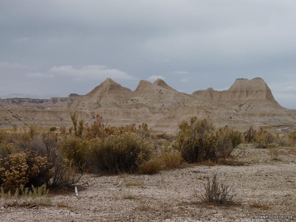 Badlands National Park Wüste Landschaft Berg Hochland Berge Bereich Himmel Fels Park nationalen Reisen Schlucht Tal Sand Wildnis Stein Land landschaftlich Tourismus trocken im freien Wolken Kaktus Darm-Trakt Hügel Steppe Spitze Baum Szenerie Arid Geologie im freien natürliche Reiner Felsen Straße Wald Düne Gelände Sommer Umgebung Wild Klippe Gras Sandstein Yucca Bildung Hügel Urlaub Herbst Bereich Pflanze sonnig Strauch Aufstieg Steigung Schnee Südwesten Bäume Aushöhlung Grand felsigen Landschaft gelb Wolke Landschaften Abenteuer Reise Wärme friedliche fallen Wahrzeichen Horizont Braun Wasser karge hoch übergeben Szene Westen Extreme Panorama heiß Feld Denkmal Ruhe am Morgen Wiese Fluss niemand desert landscape mountain highland mountains range sky rock park national travel canyon valley sand wilderness stone land scenic tourism dry outdoors clouds cactus tract hill steppe peak tree scenery arid geology outdoor natural plain rocks road forest dune terrain summer environment wild cliff grass sandstone yucca formation hills vacation autumn area plant sunny shrub ascent slope snow southwest trees erosion grand rocky countryside yellow cloud scenics adventure journey heat peaceful fall landmark horizon brown water barren high pass scene west extreme panorama hot field monument calm morning meadow river nobody